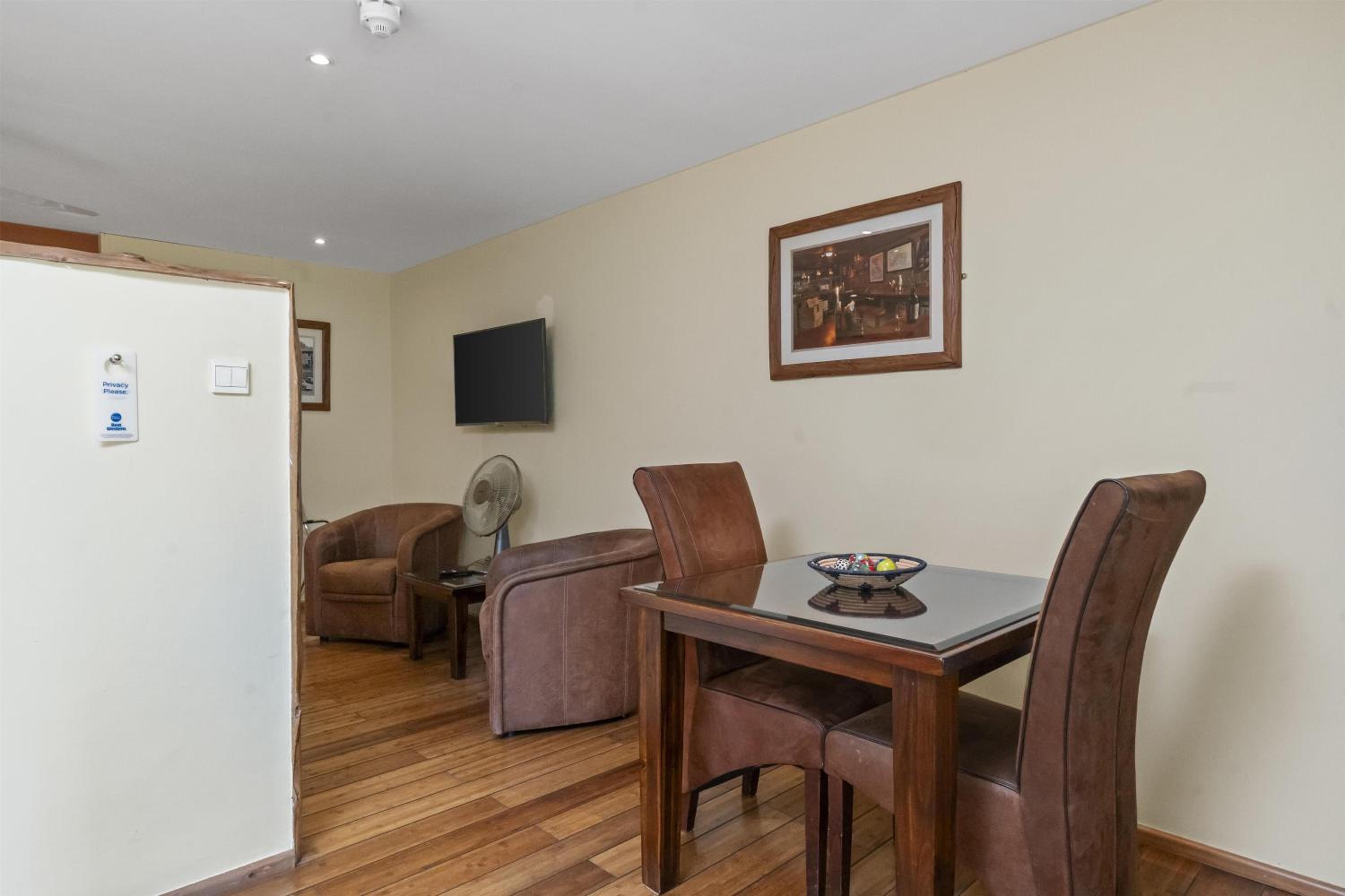 Premium King Suite with Kitchenette and View - Non-Smoking