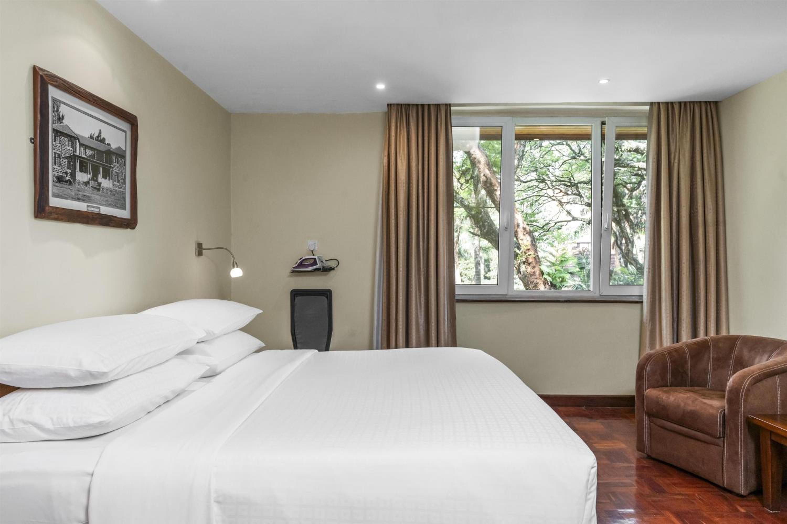 One-Bedroom King Suite with Kitchenette and View - Non-Smoking photo 2