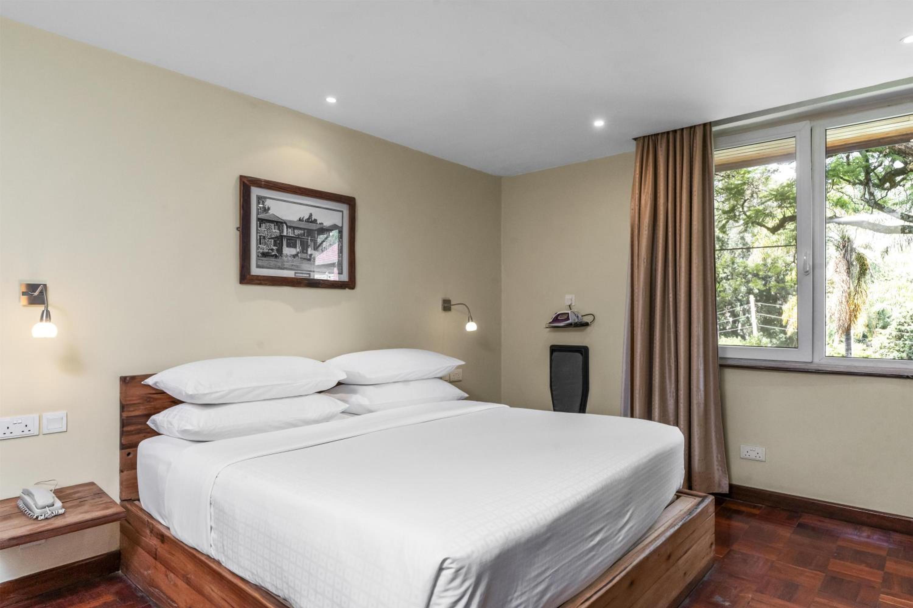 One-Bedroom King Suite with Kitchenette and View - Non-Smoking photo 3