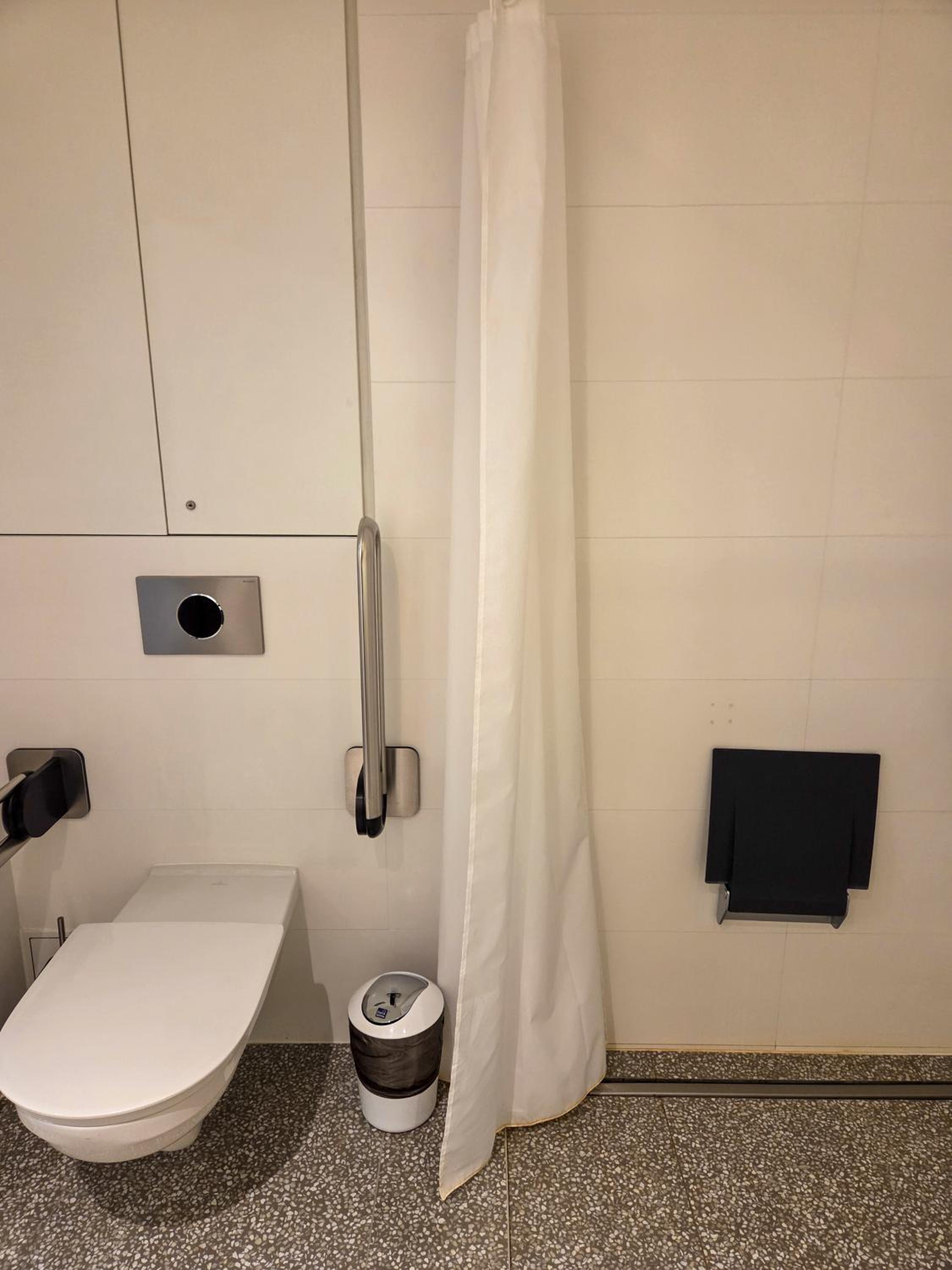 King Room with Roll-In Shower - Disability Access photo 3