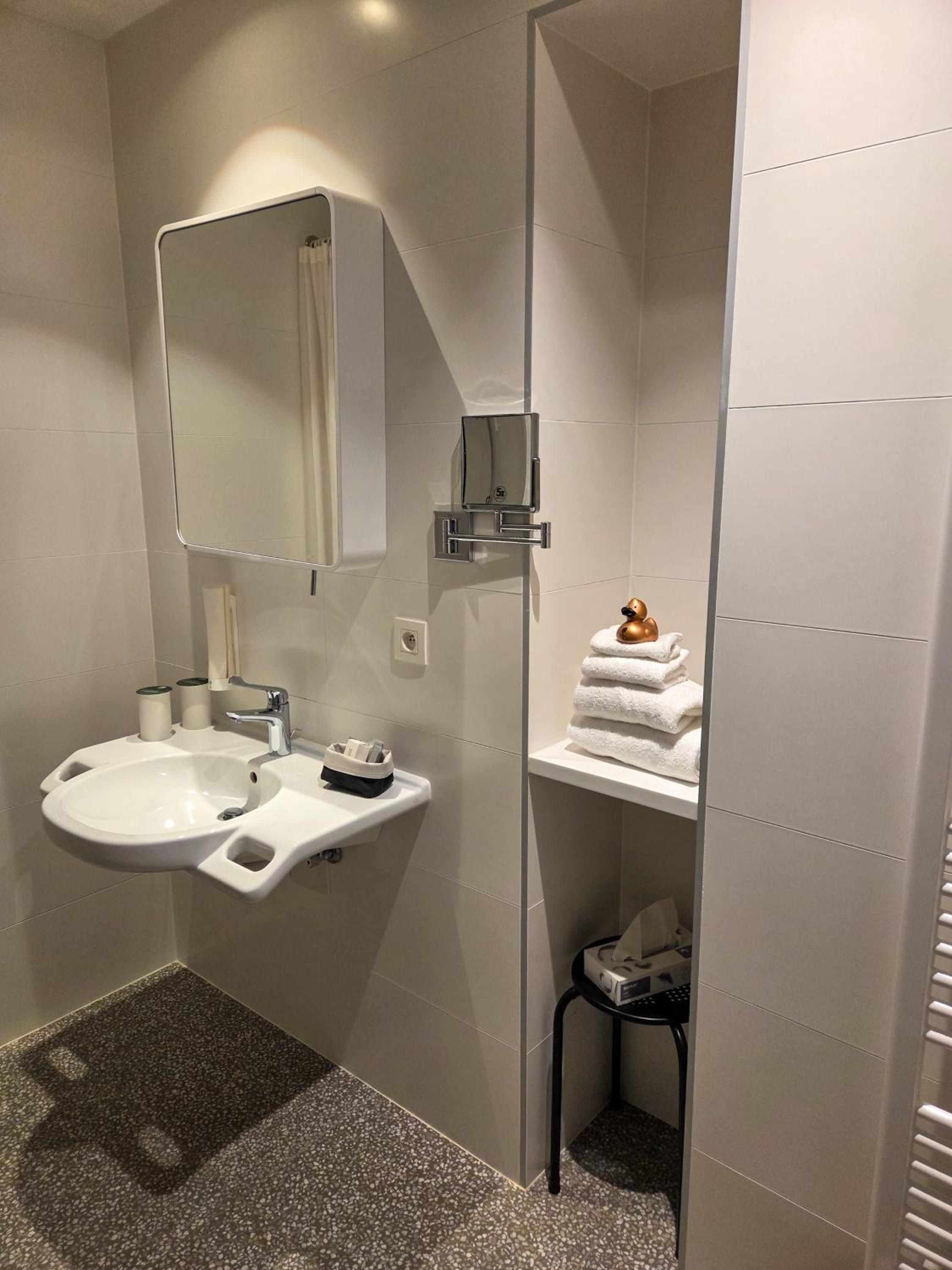 King Room with Roll-In Shower - Disability Access photo 1