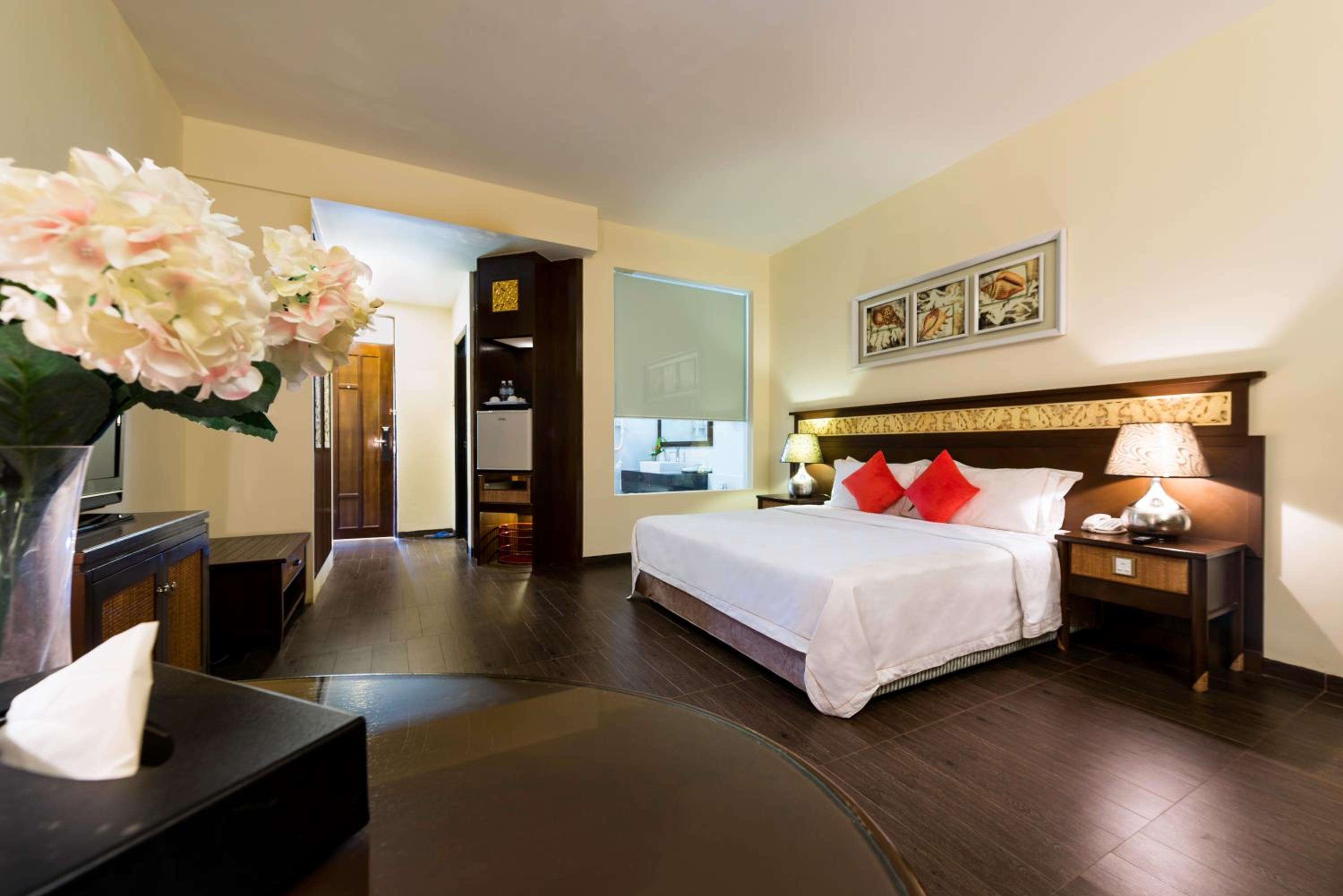 Deluxe King Room with Lake View - Photo 2