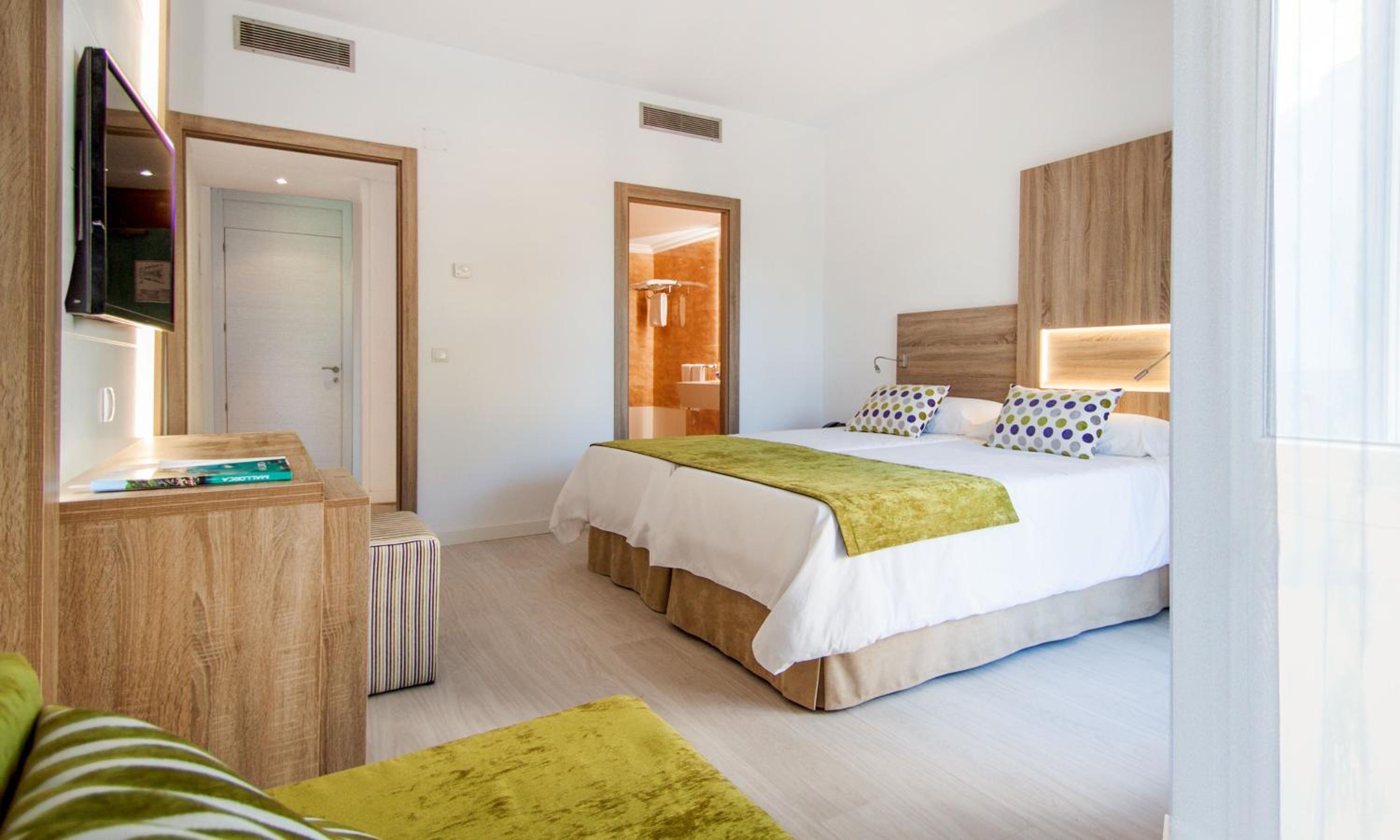 Double Room with Balcony (2 Adults) - Photo 2
