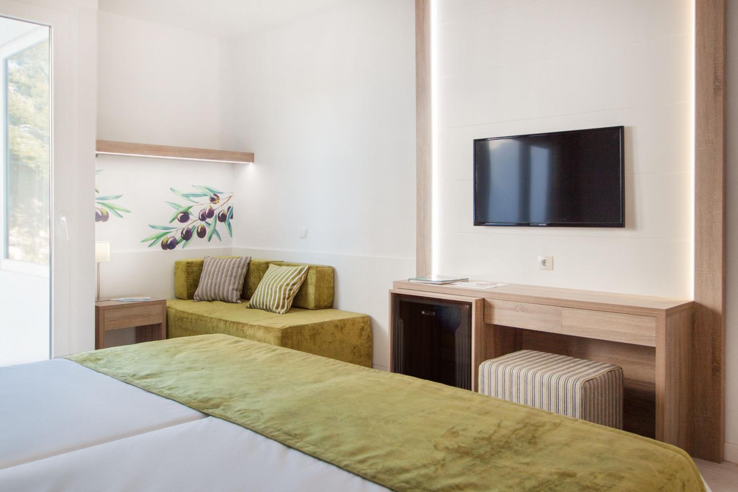 Double Room with Balcony (2 Adults) - Photo 4