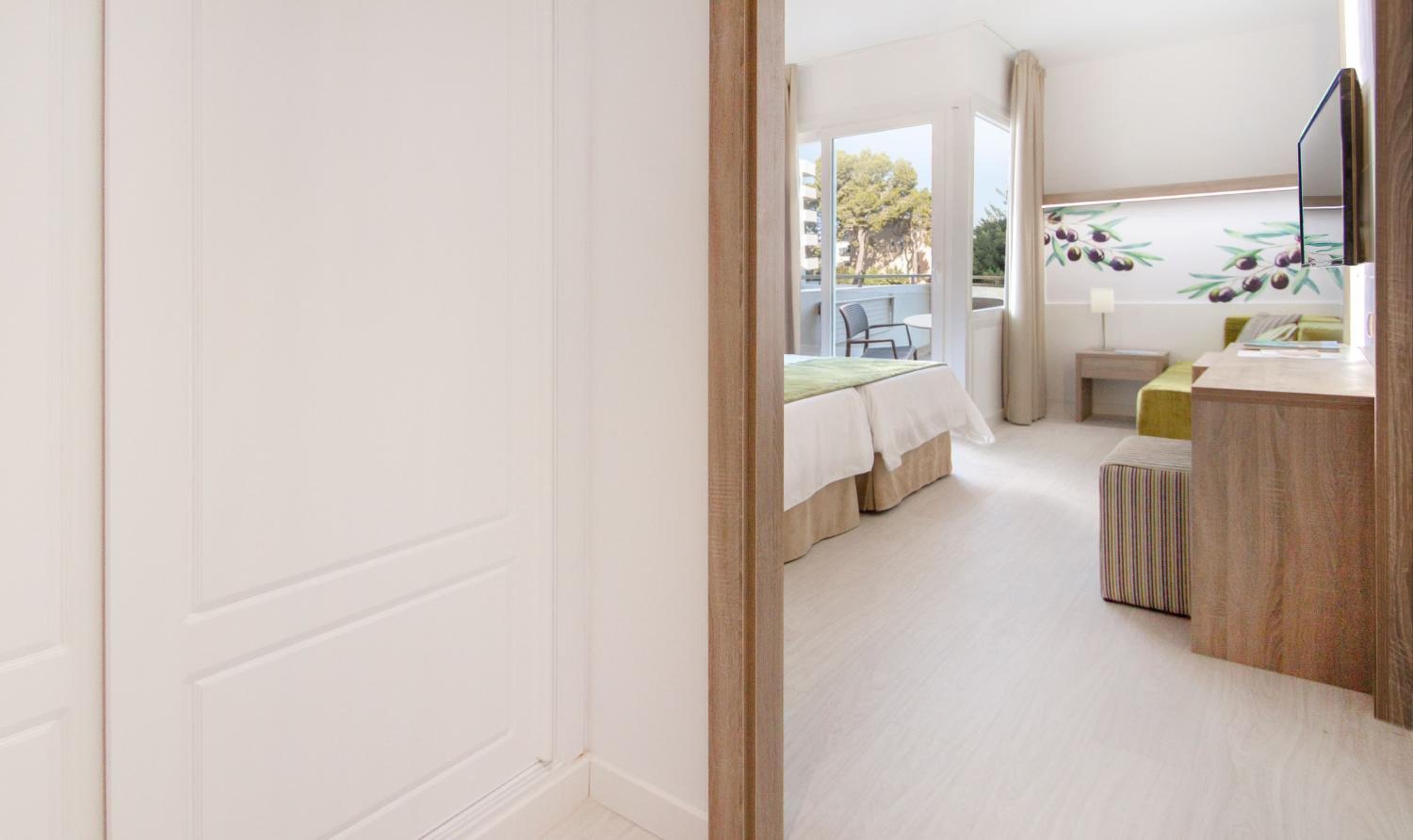 Double Room with Balcony (2 Adults) - Photo 5