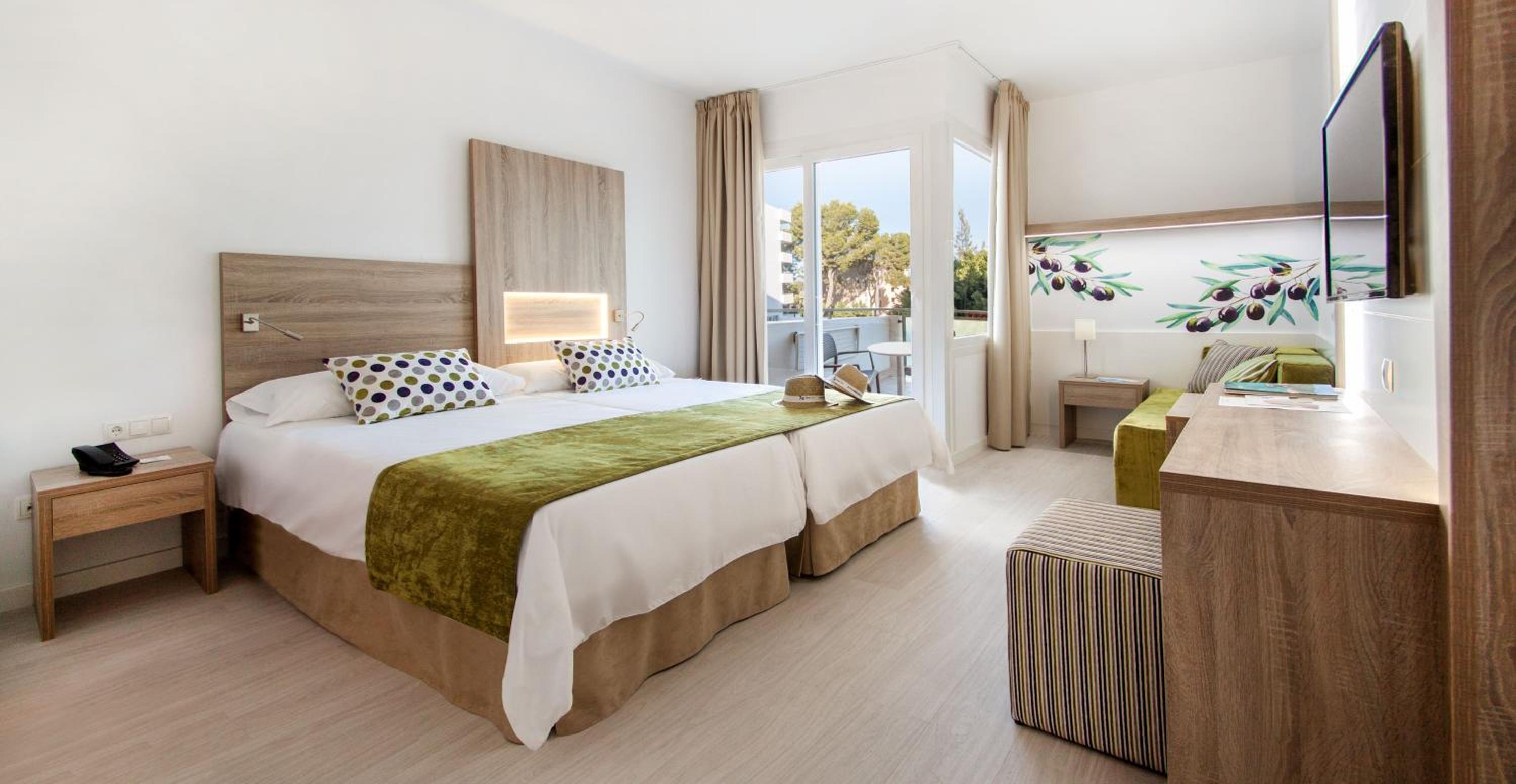 Double Room with Balcony (2 Adults) - Photo 1