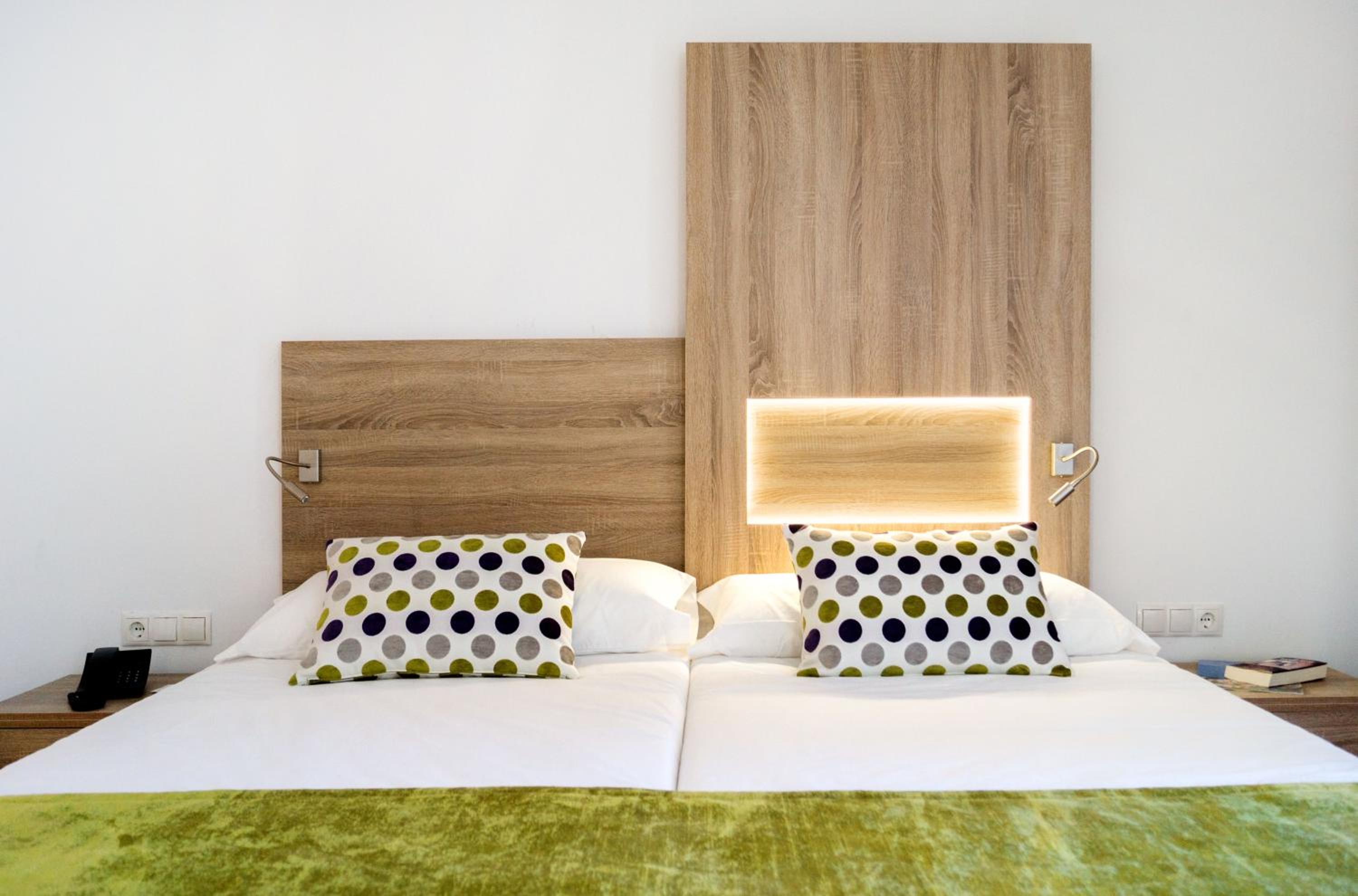 Double Room with Balcony (2 Adults) - Photo 3