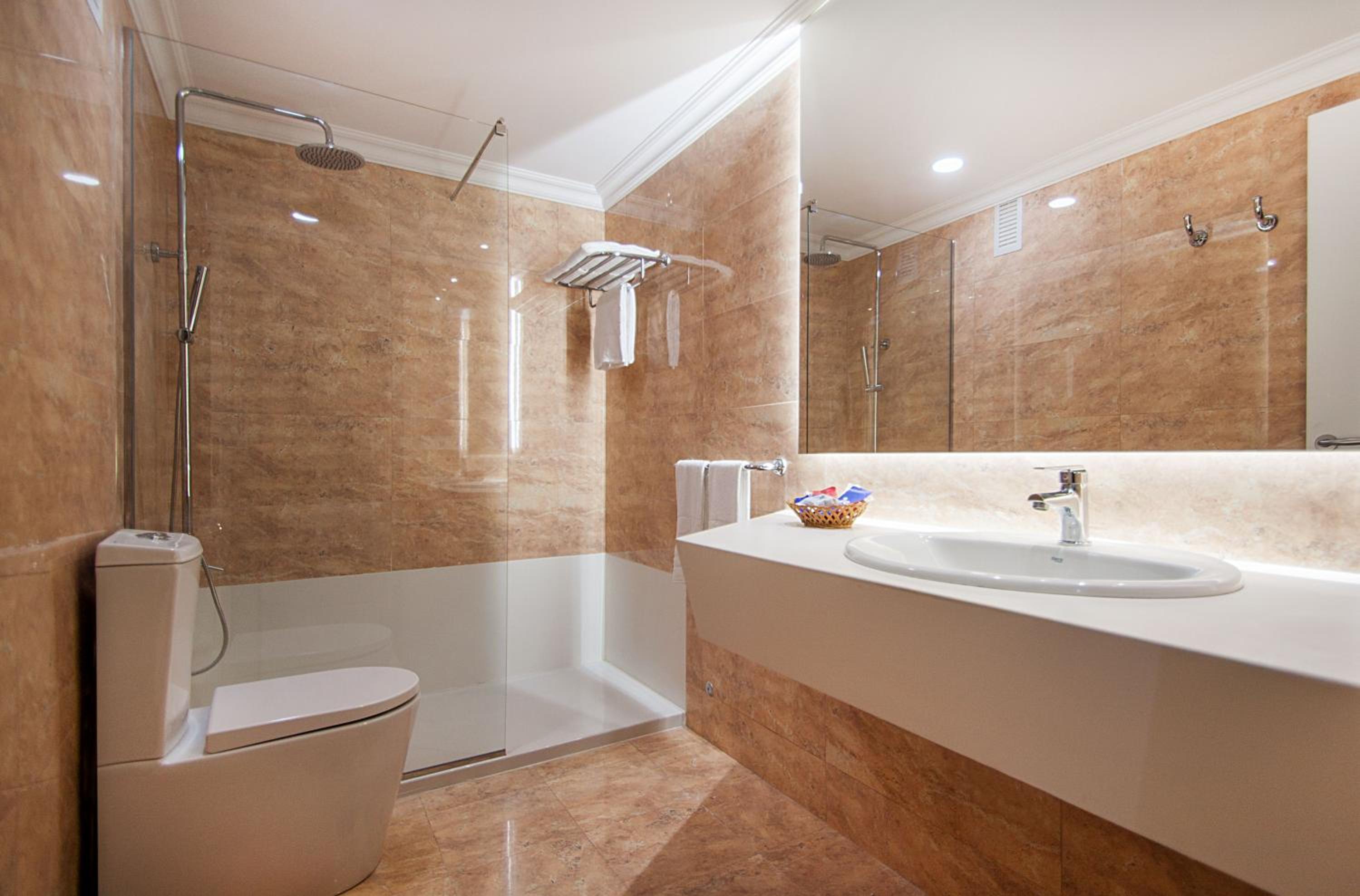 Double Room with Balcony (2 Adults) - Photo 9