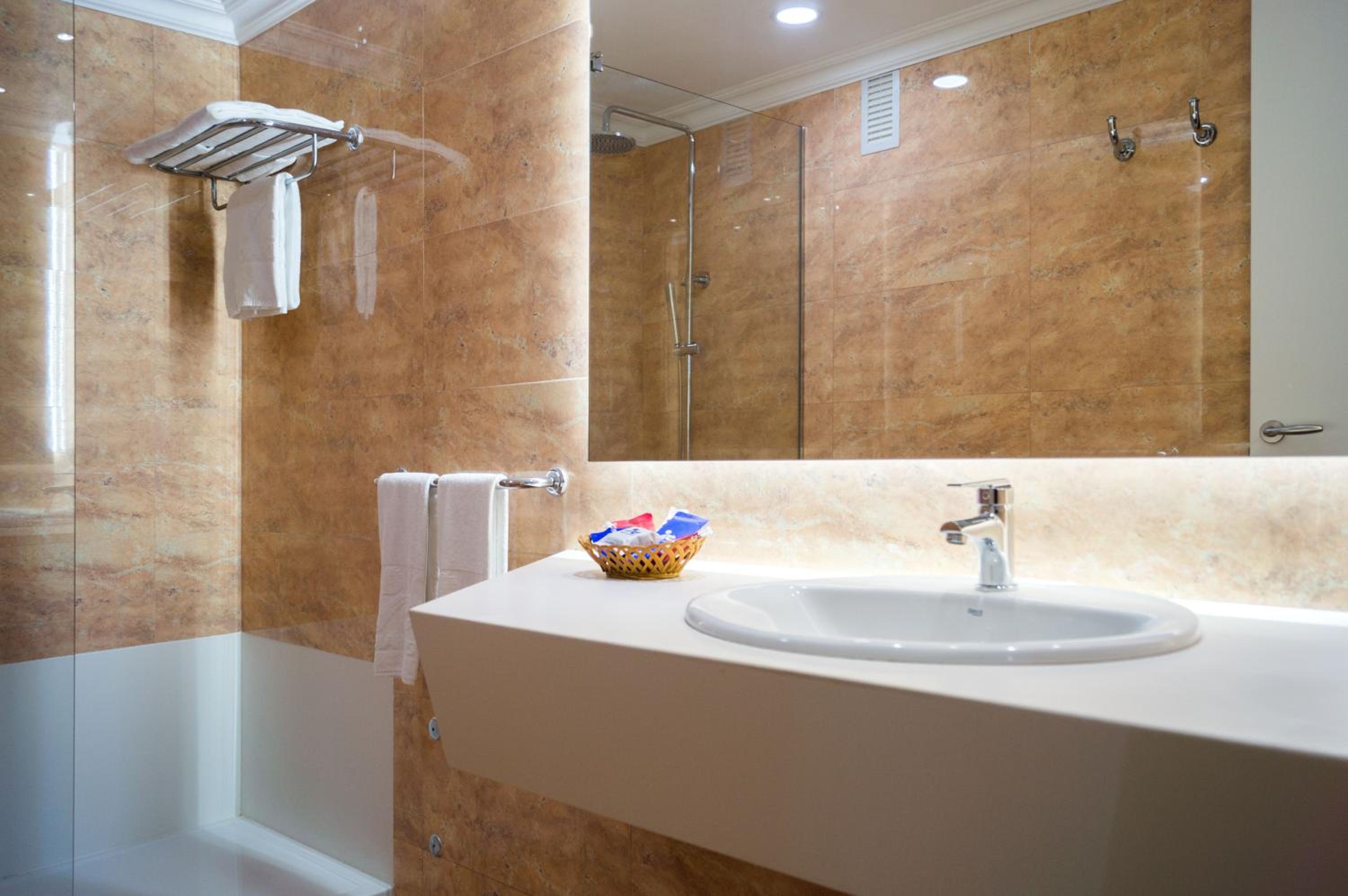 Double Room with Balcony (2 Adults) - Photo 8