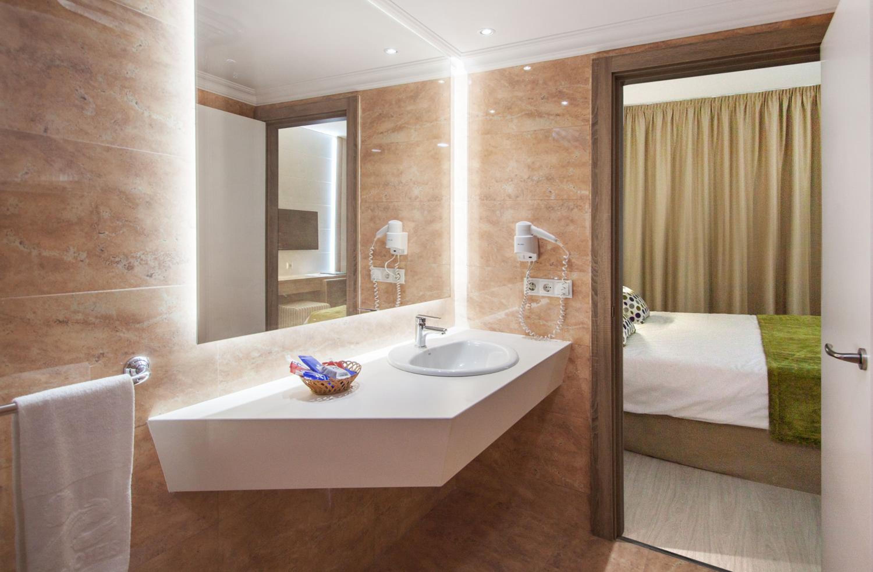 Double Room with Balcony (2 Adults) - Photo 6