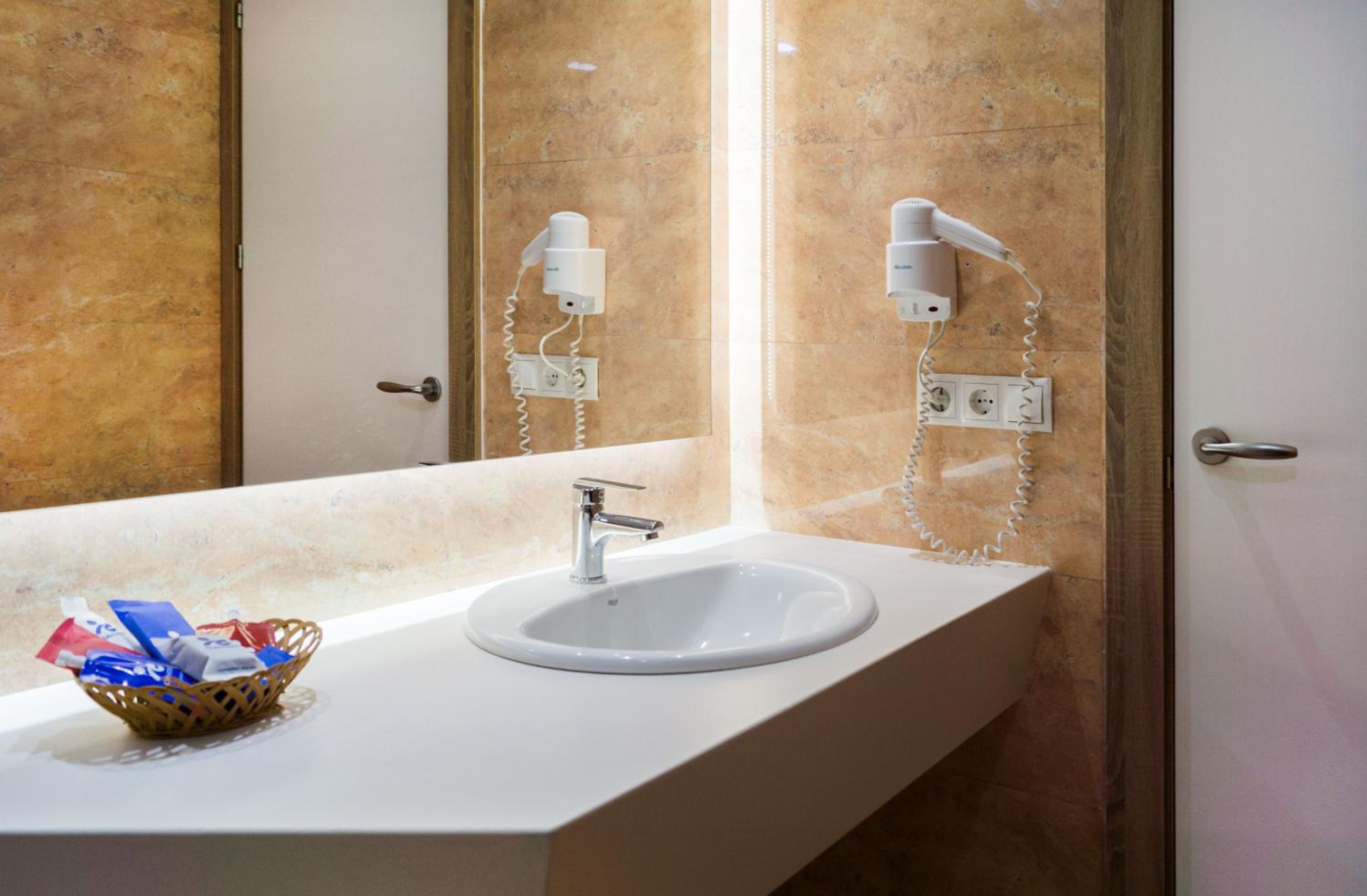 Double Room with Balcony (2 Adults) - Photo 7