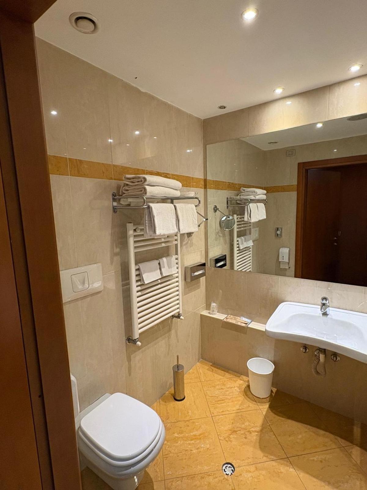 Double Room - Disability Access photo 3