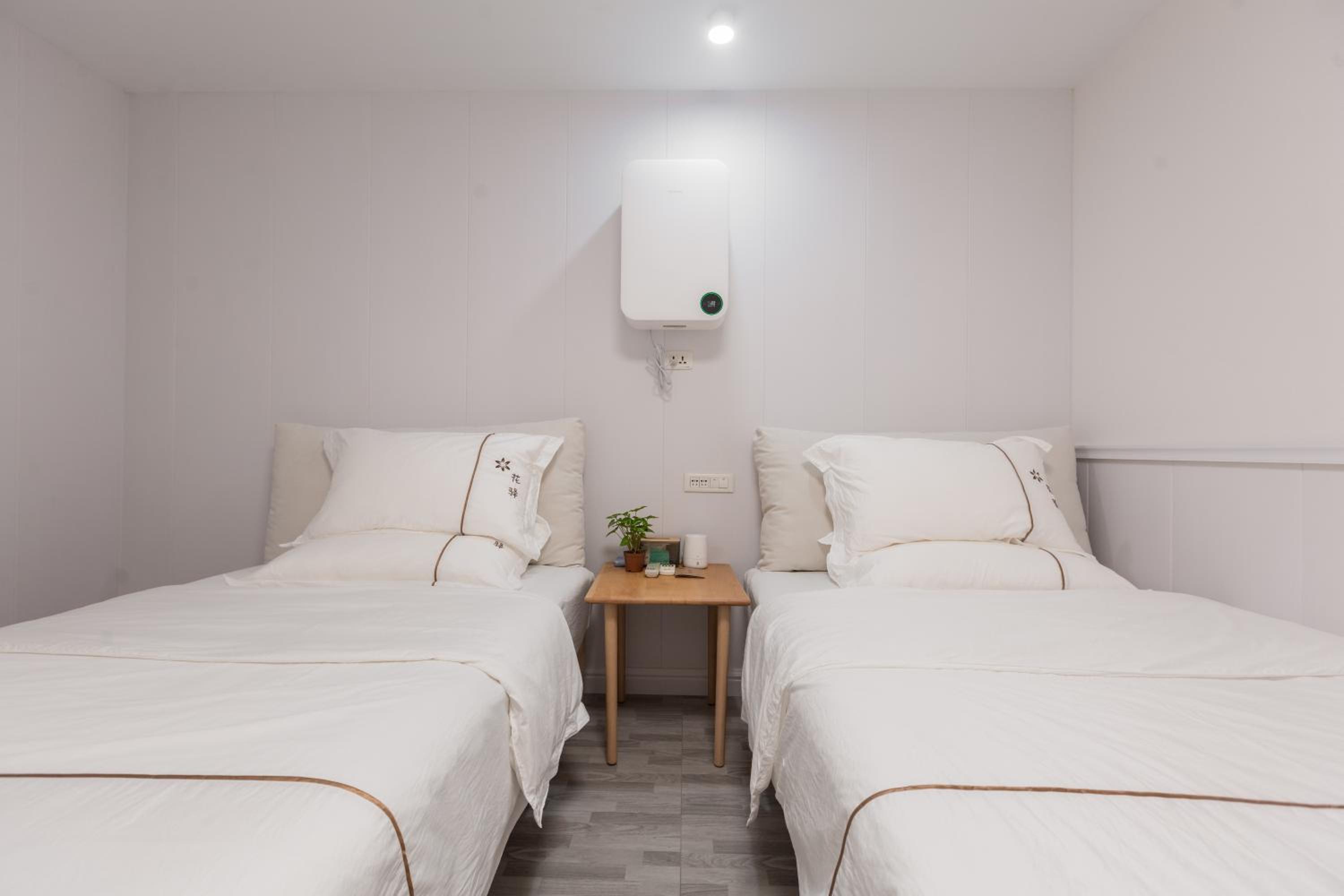 Female Dormitory Room photo 3
