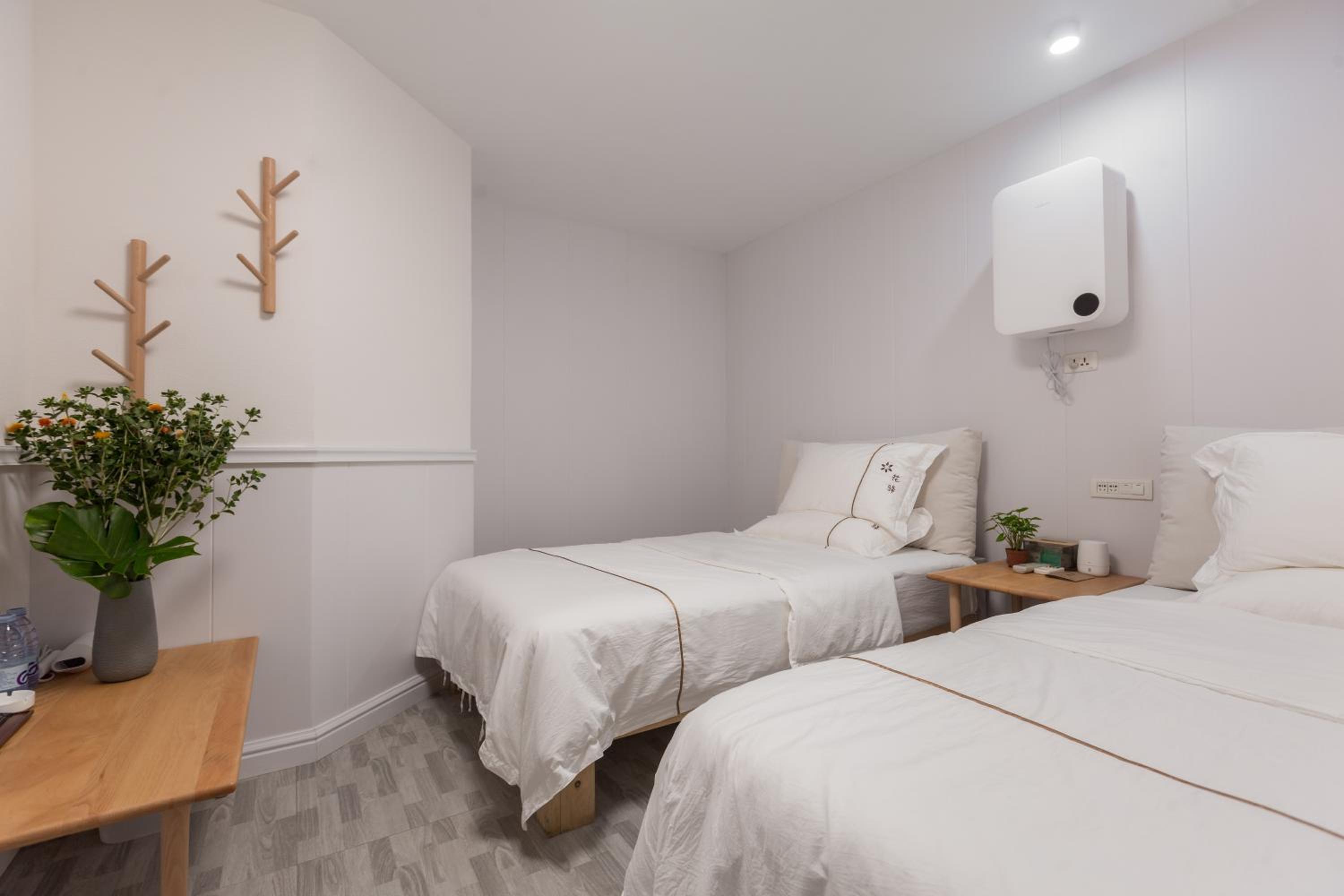 Female Dormitory Room photo 2
