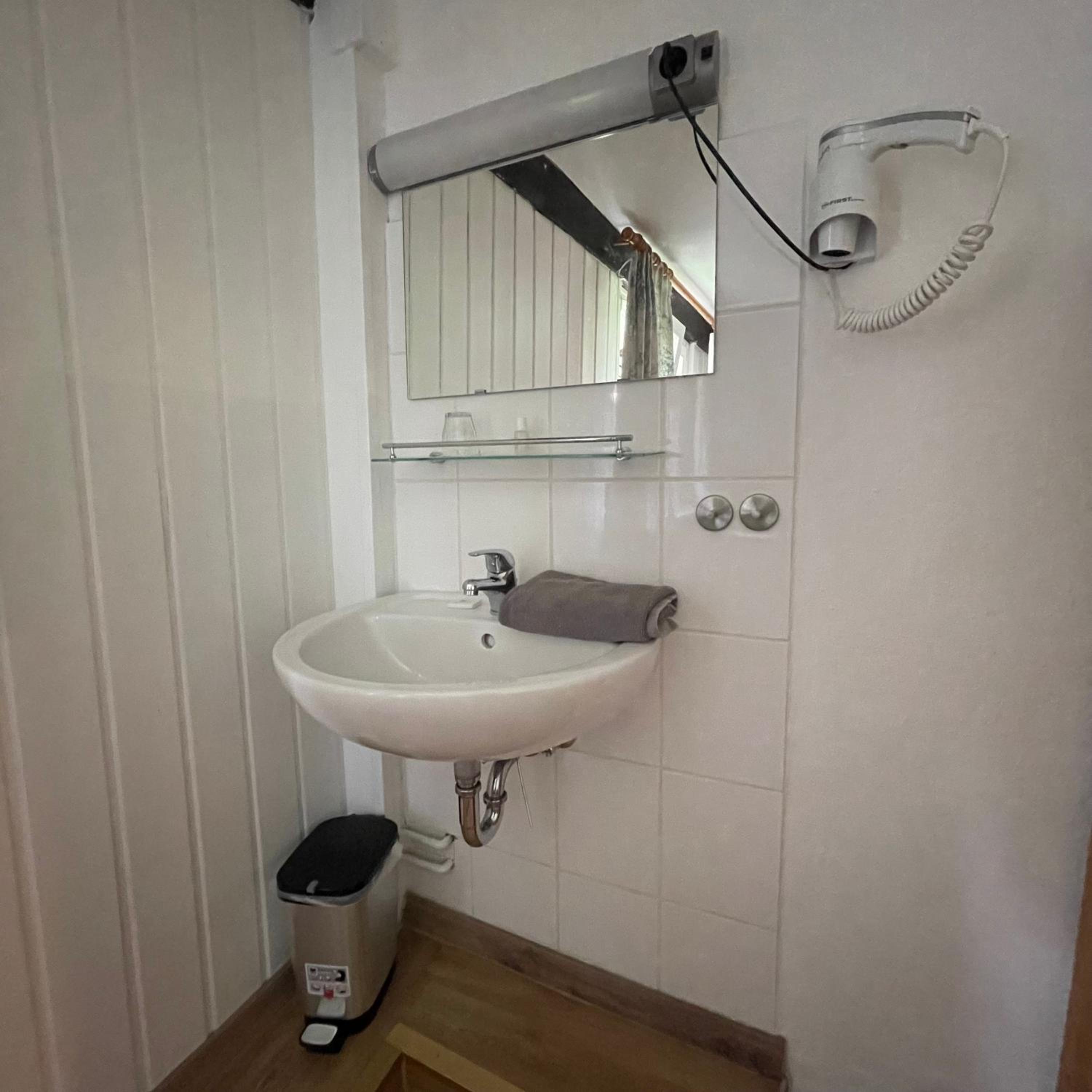 Single Room with external shared WC and Shower