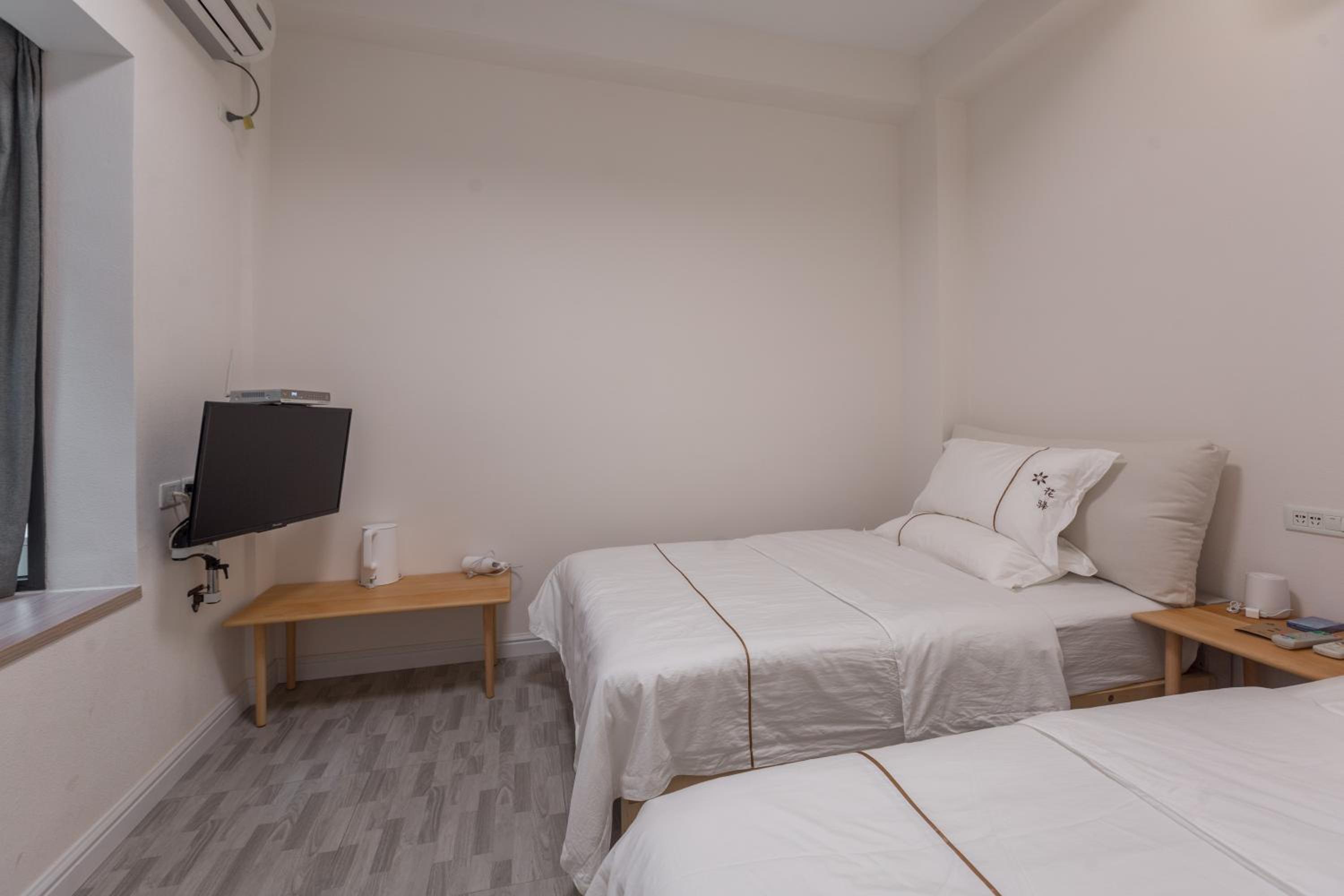Male Dormitory Room photo 3