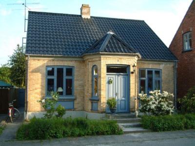 Three-Bedroom House photo 2
