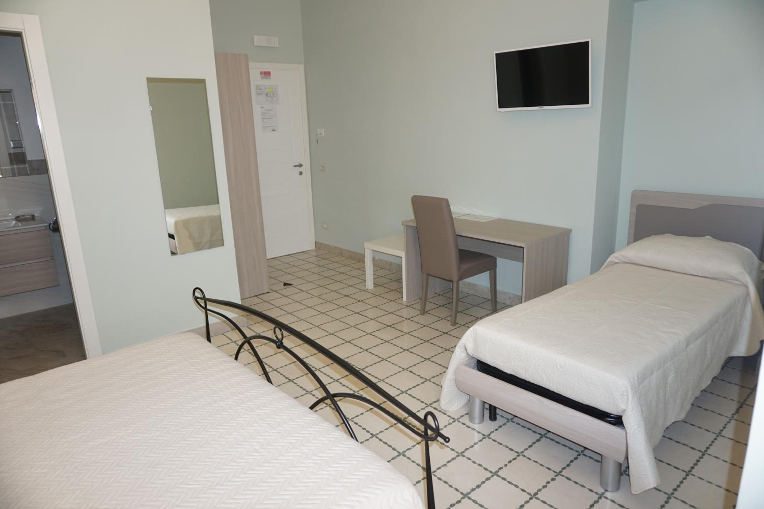 Deluxe Room (2 Adults + 1 Child) - Photo 2