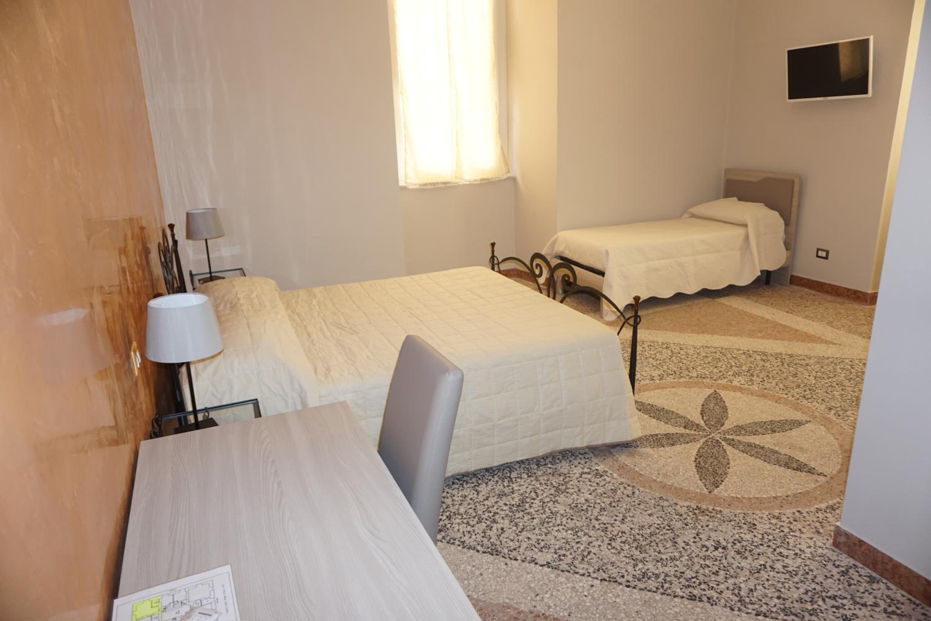 Deluxe Room (2 Adults + 1 Child) - Photo 3