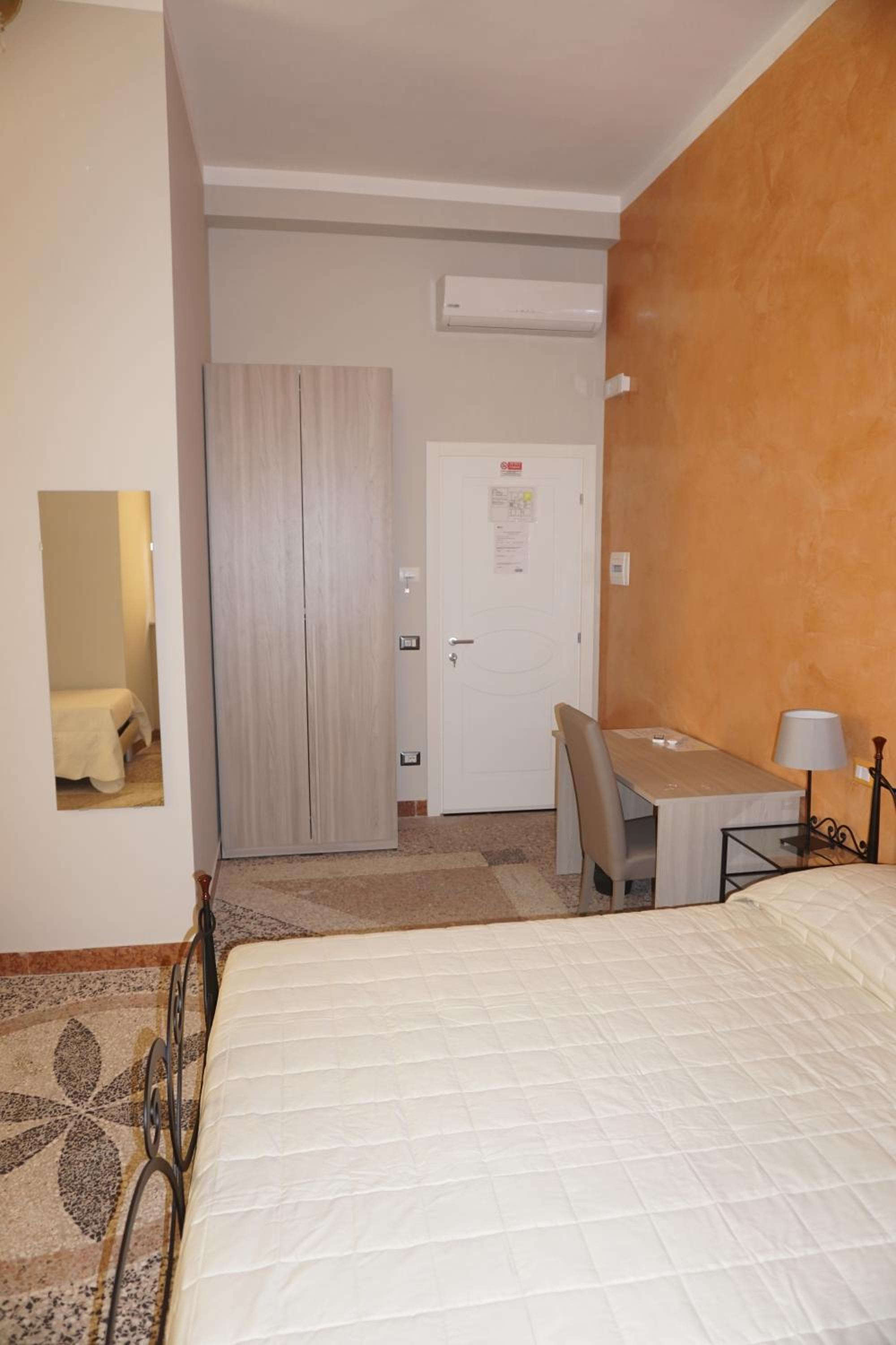 Deluxe Room (2 Adults + 1 Child) - Photo 4
