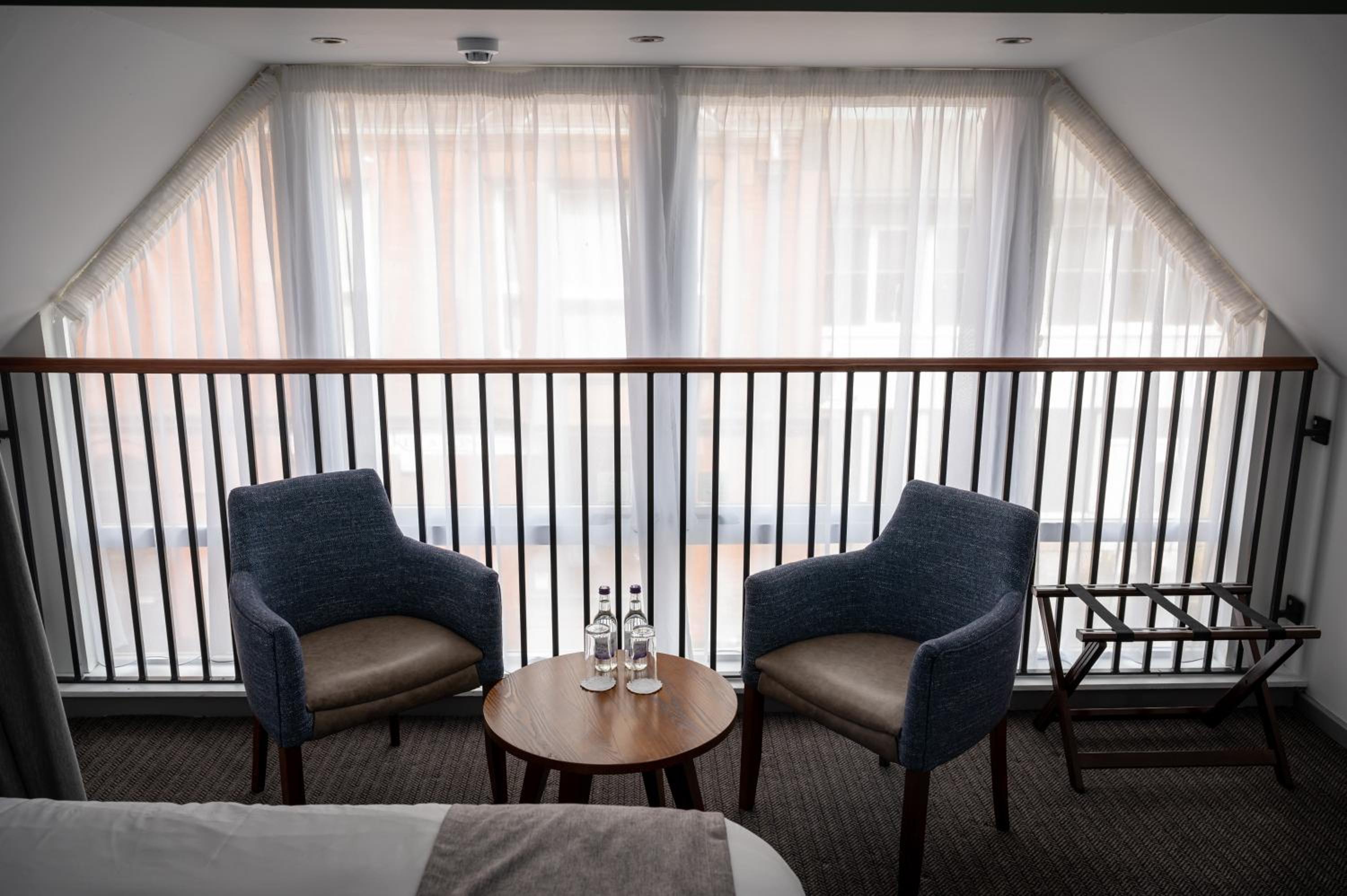 Family Room with Balcony photo 2