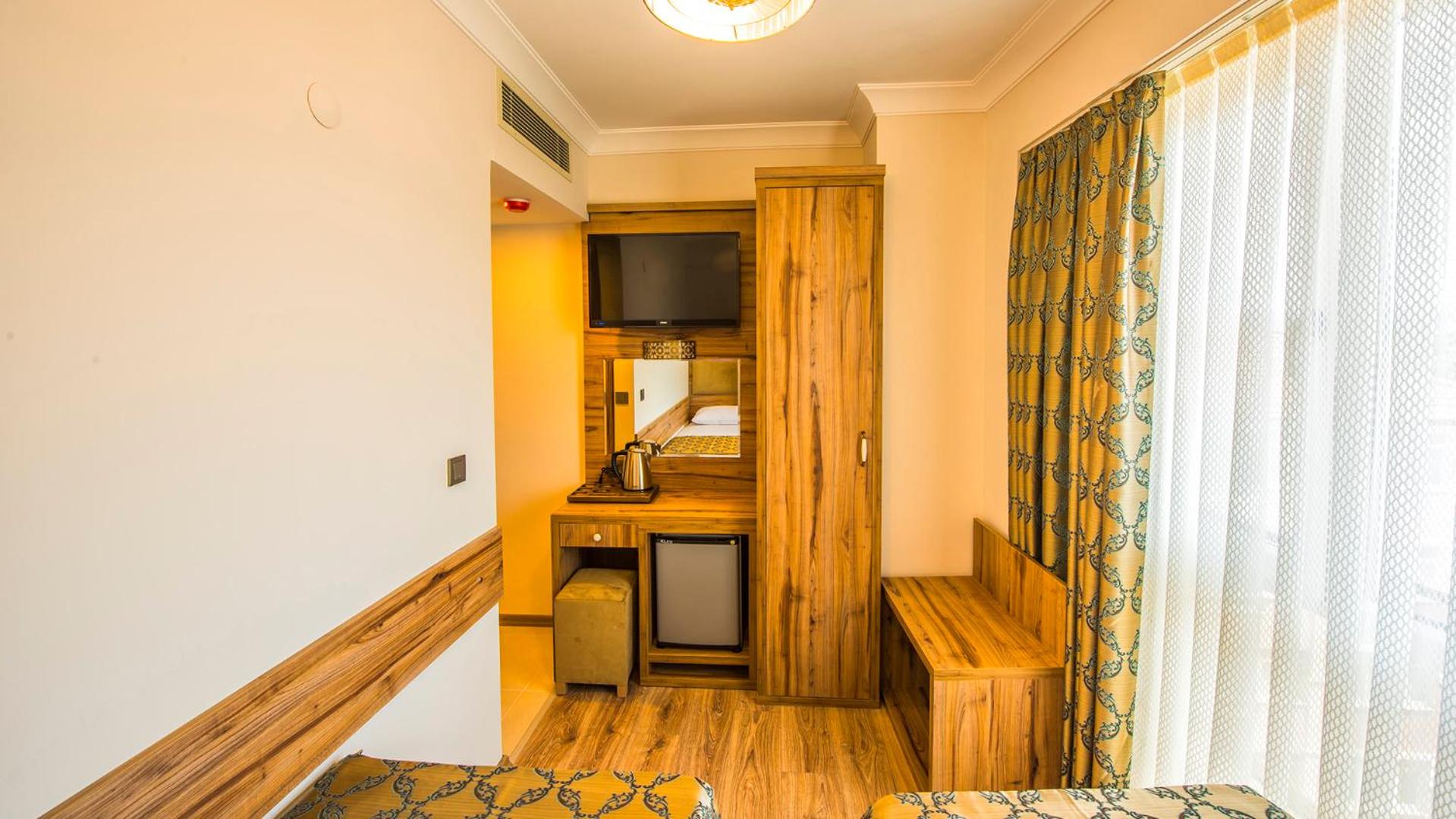 Double or Twin Room with City View photo 3
