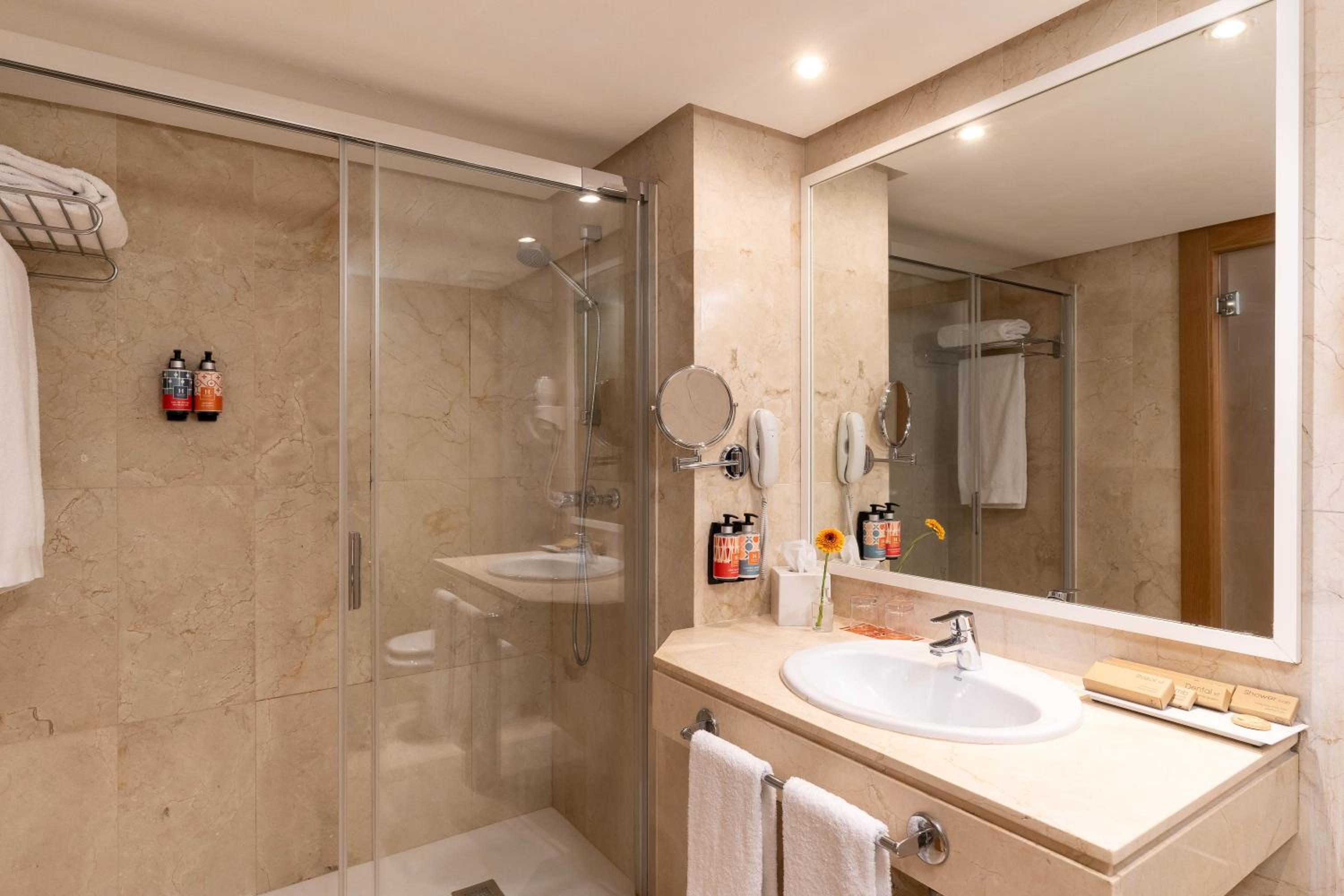 Superior Double or Twin Room with Garden View thumbnail 5