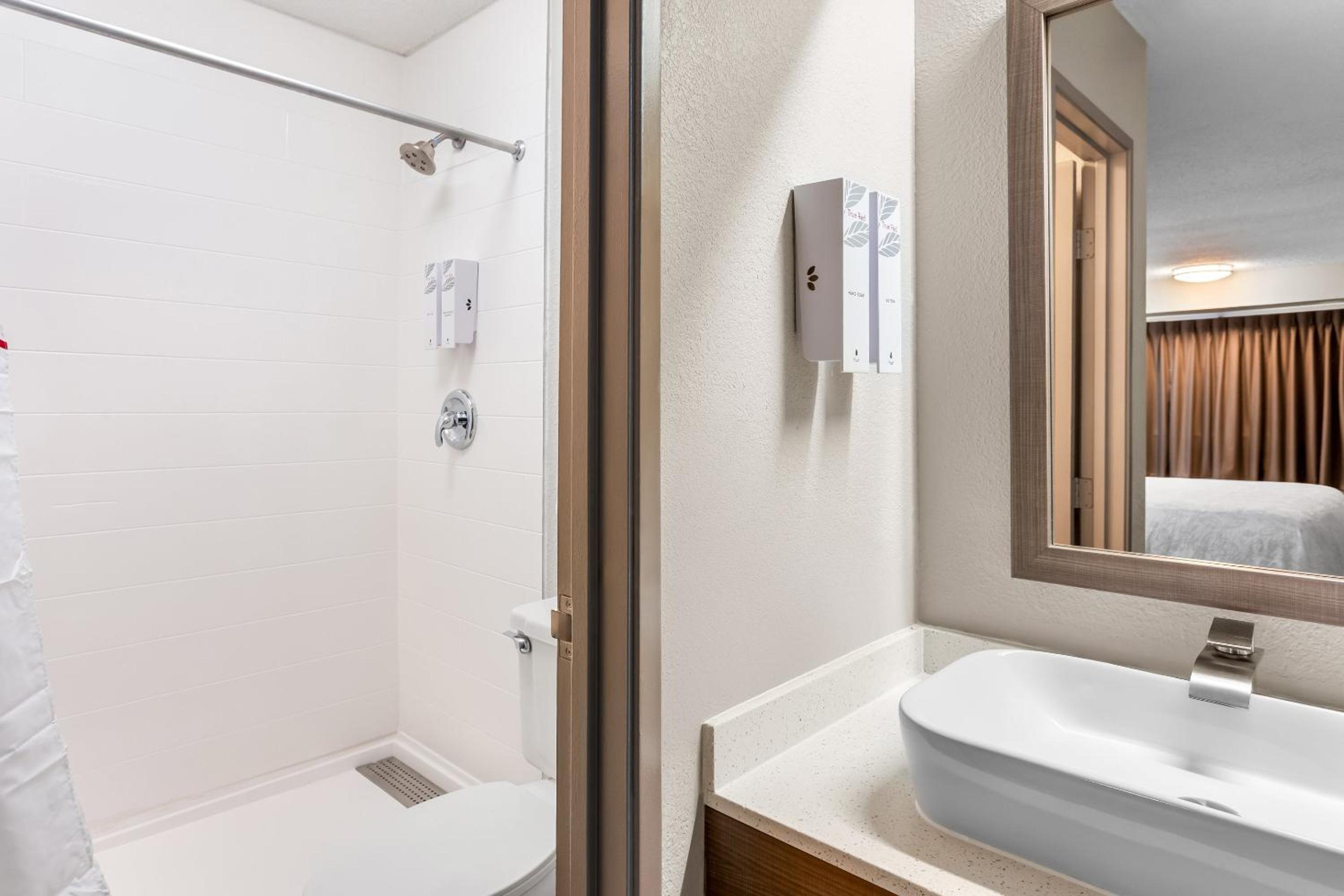Deluxe King with Kitchenette Smoke Free - Photo 3