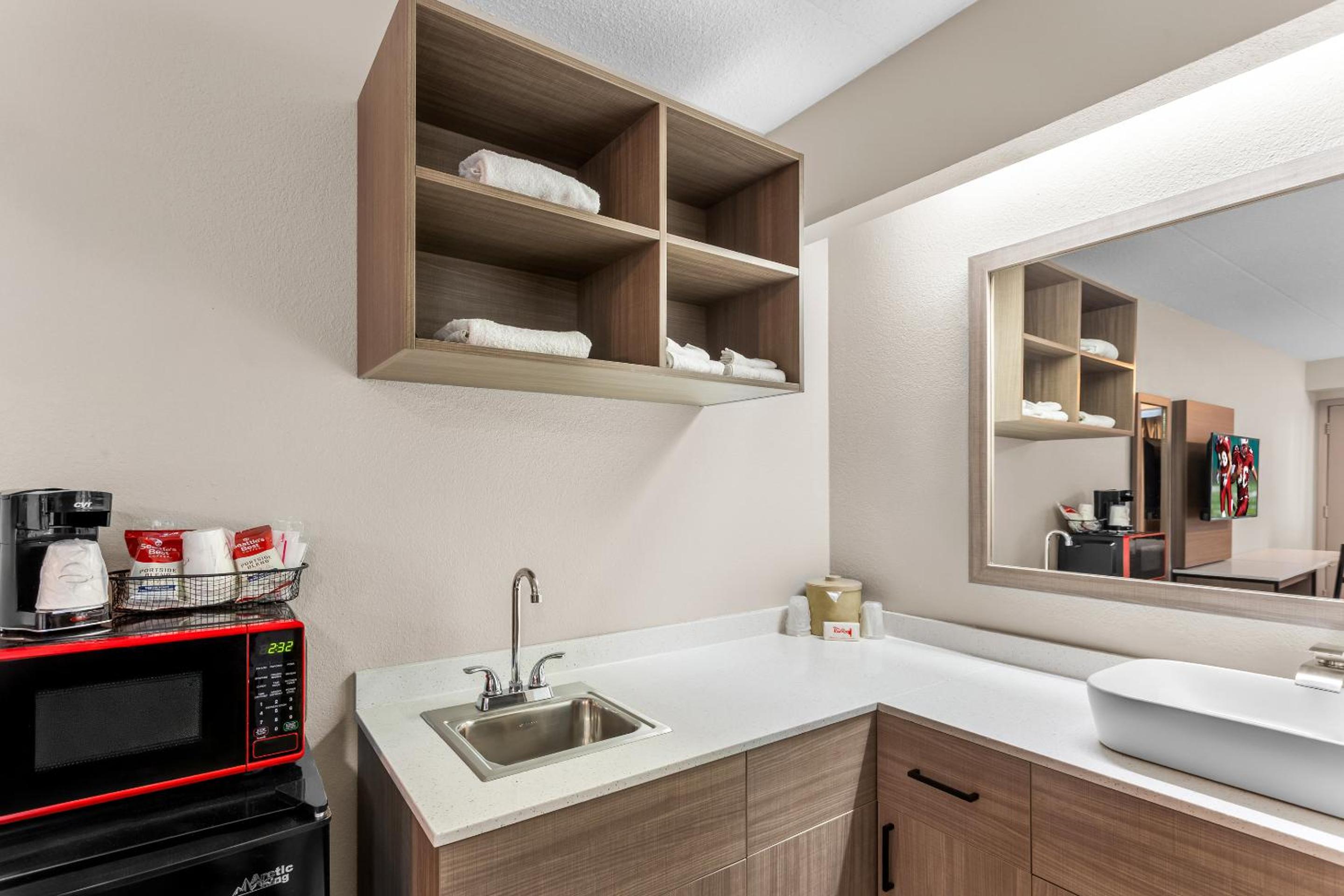 Deluxe King with Kitchenette Smoke Free - Photo 2