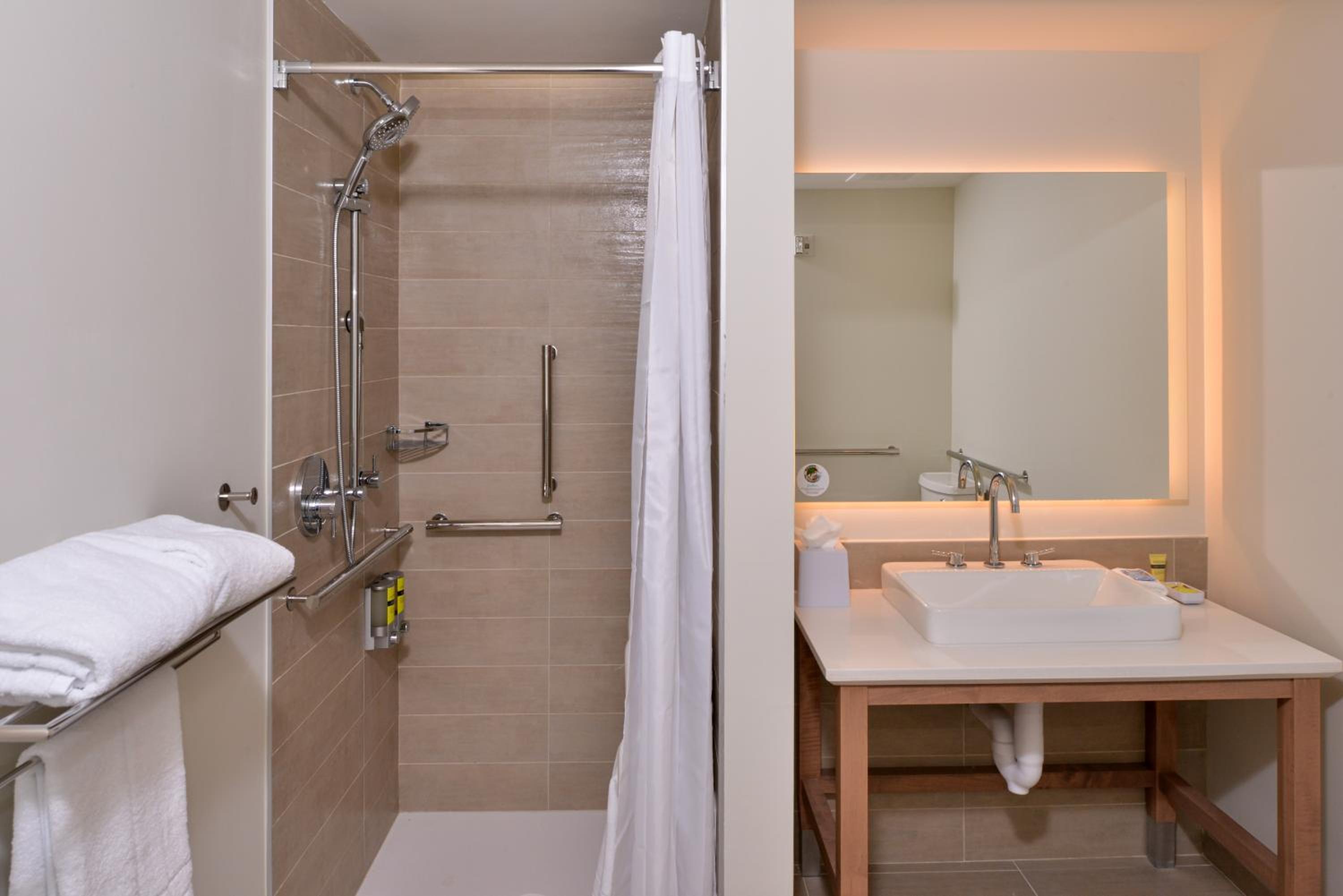 Standard King Room with Transfer Shower - Mobility/Hearing Accessible