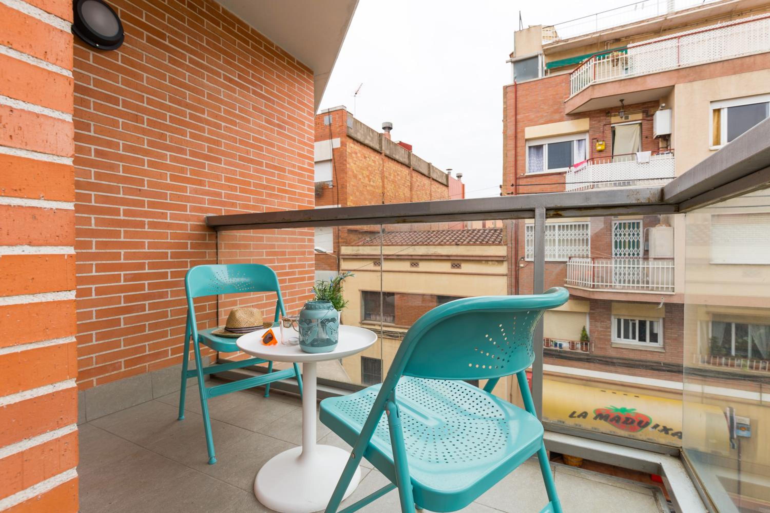 Deluxe Two-Bedroom Apartment with Balcony photo 3
