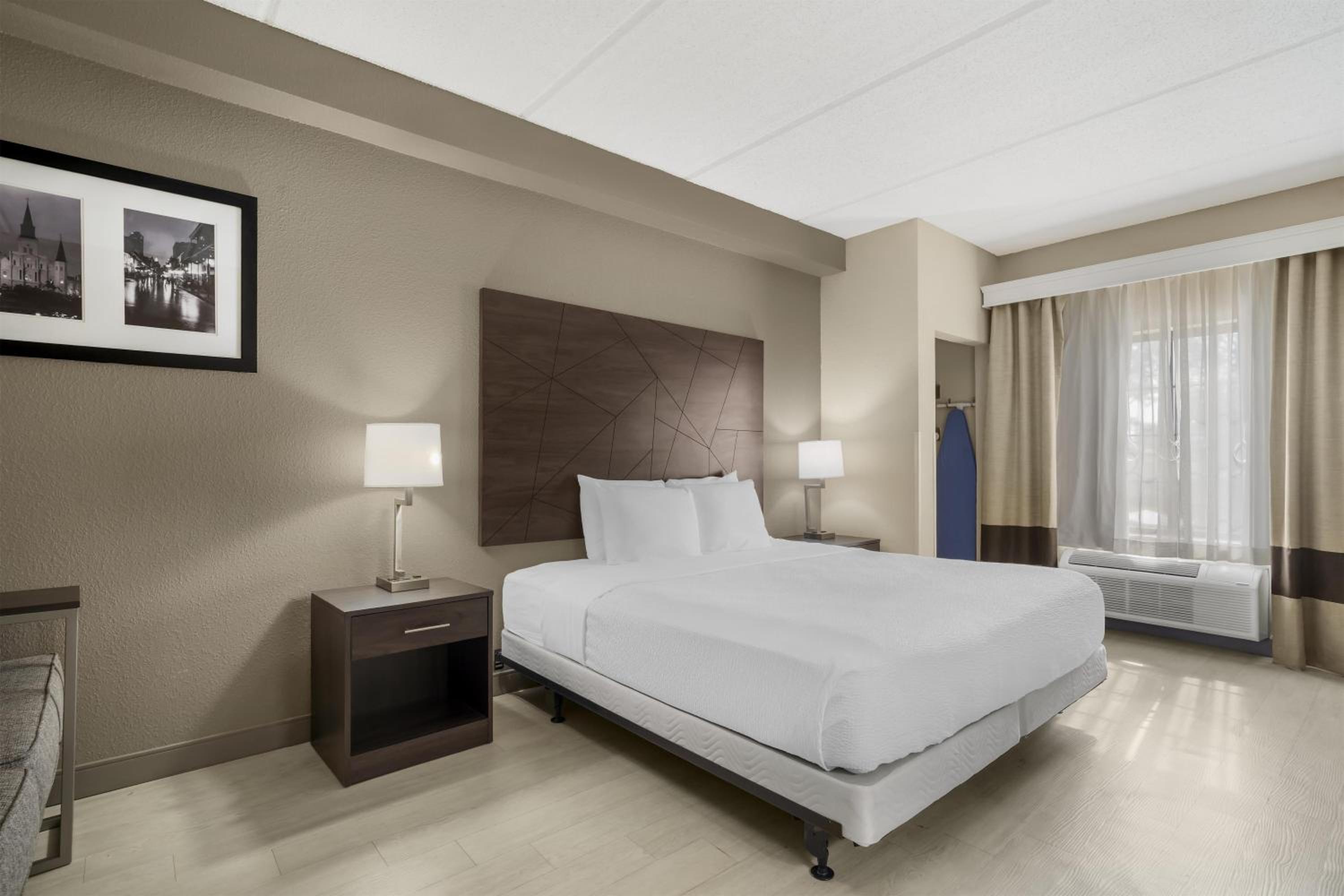King Room with Roll-in Shower - Disability Access/Non-Smoking - Photo 1