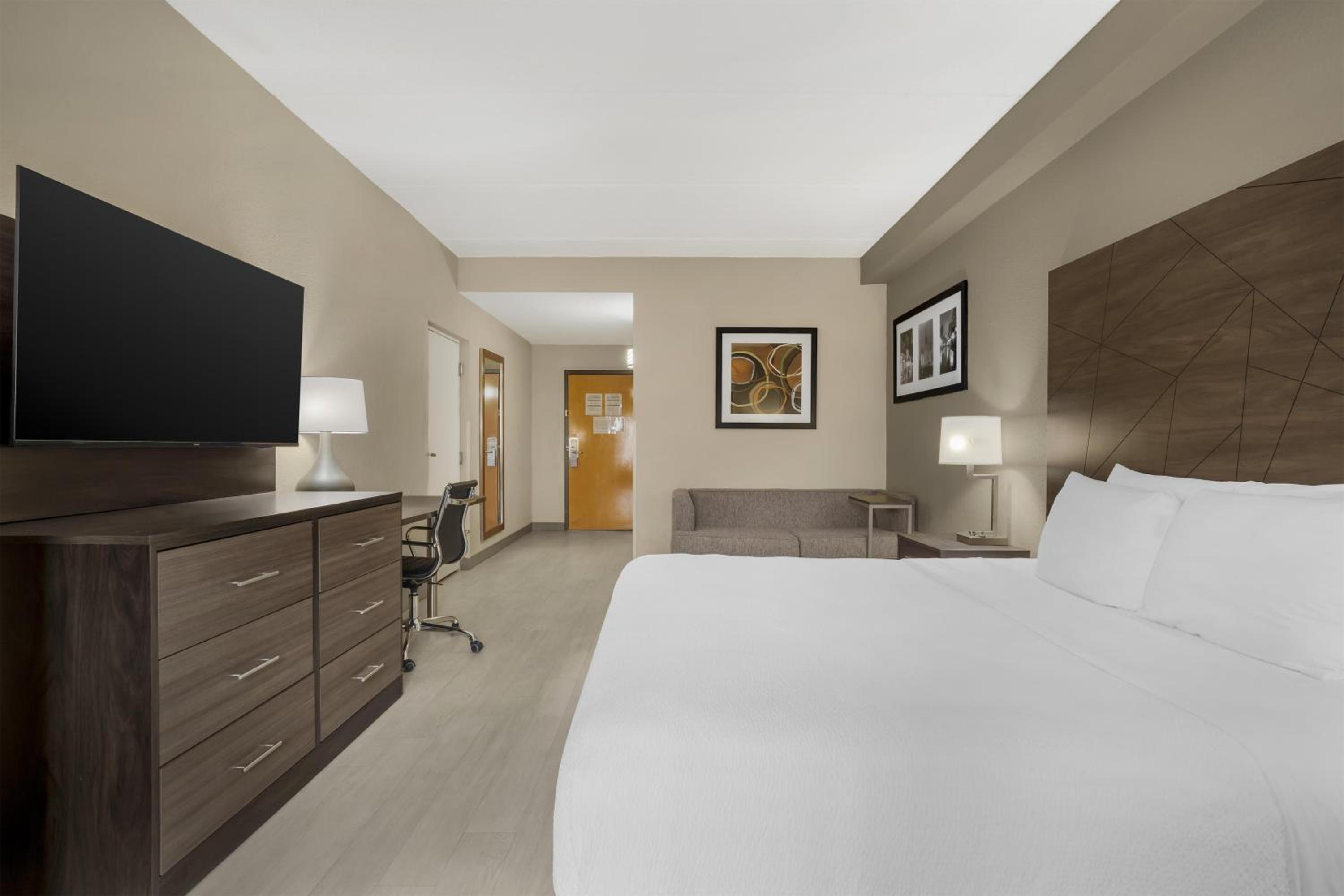 King Room with Roll-in Shower - Disability Access/Non-Smoking - Photo 2