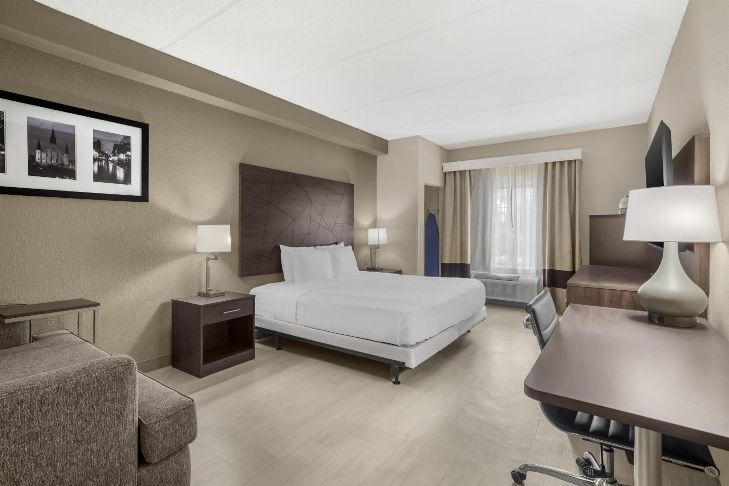 King Room with Roll-in Shower - Disability Access/Non-Smoking - Photo 3