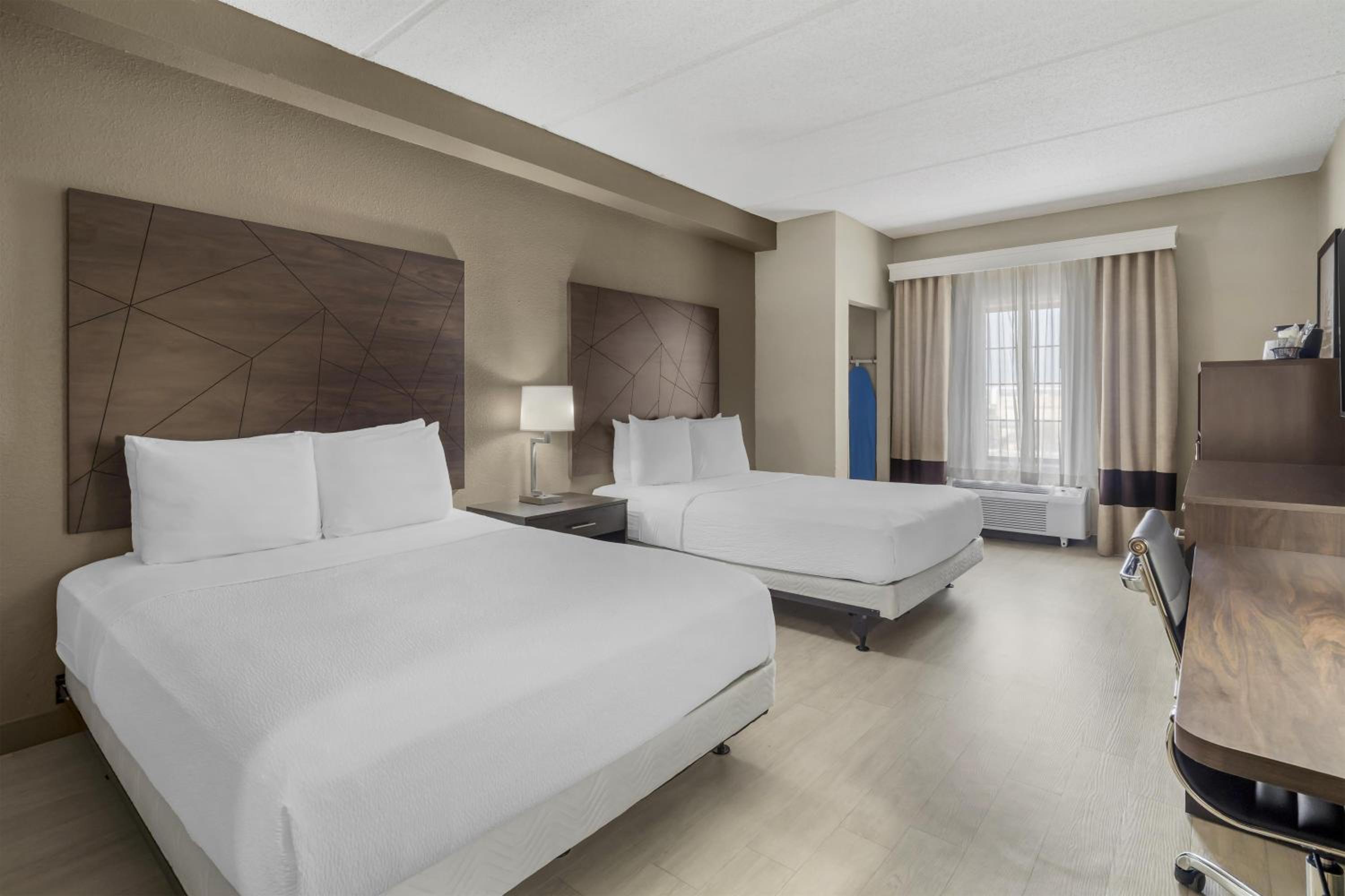 Queen Room with Two Queen Beds and Bath Tub - Disability Access - Photo 1
