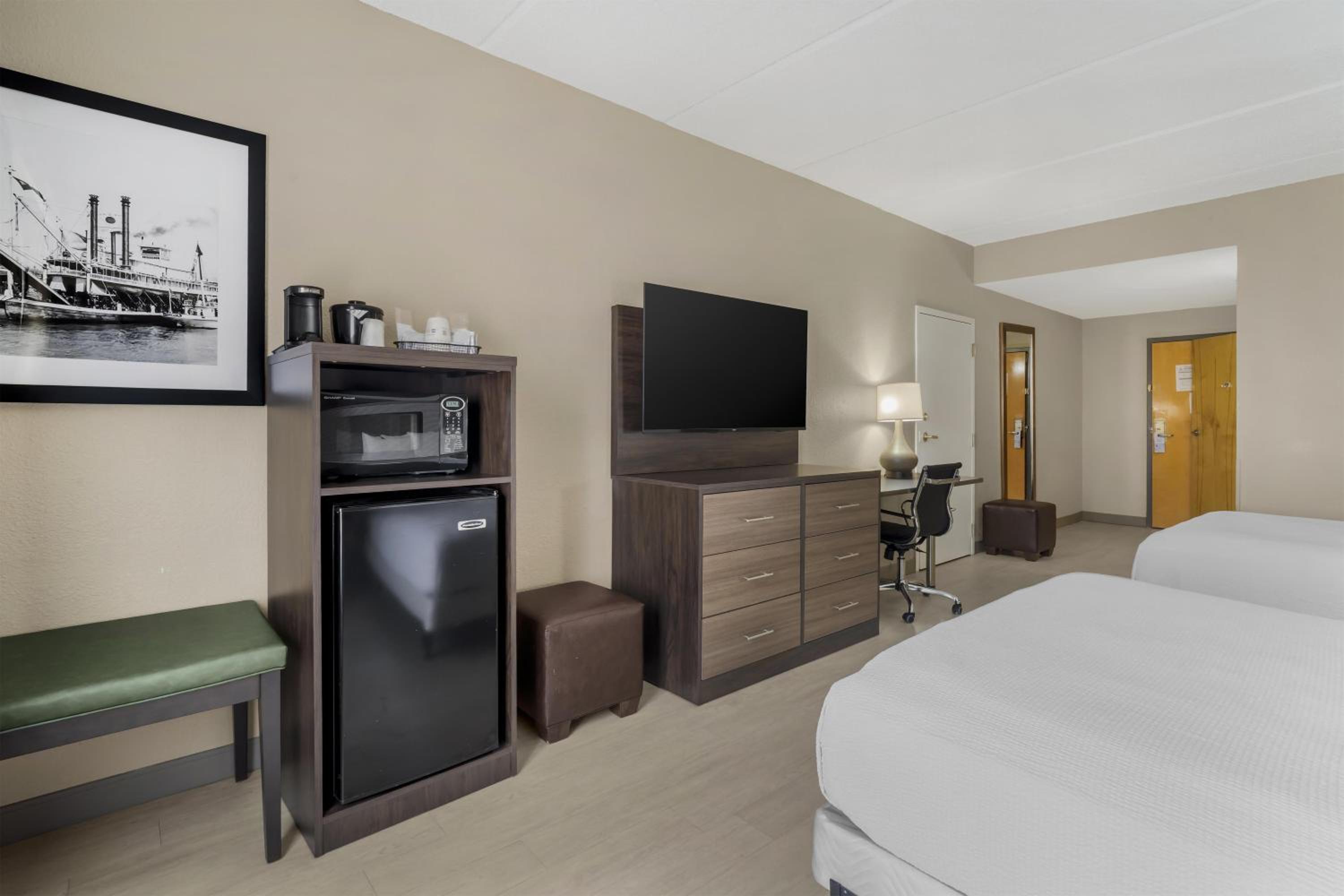 Queen Room with Two Queen Beds and Bath Tub - Disability Access - Photo 2