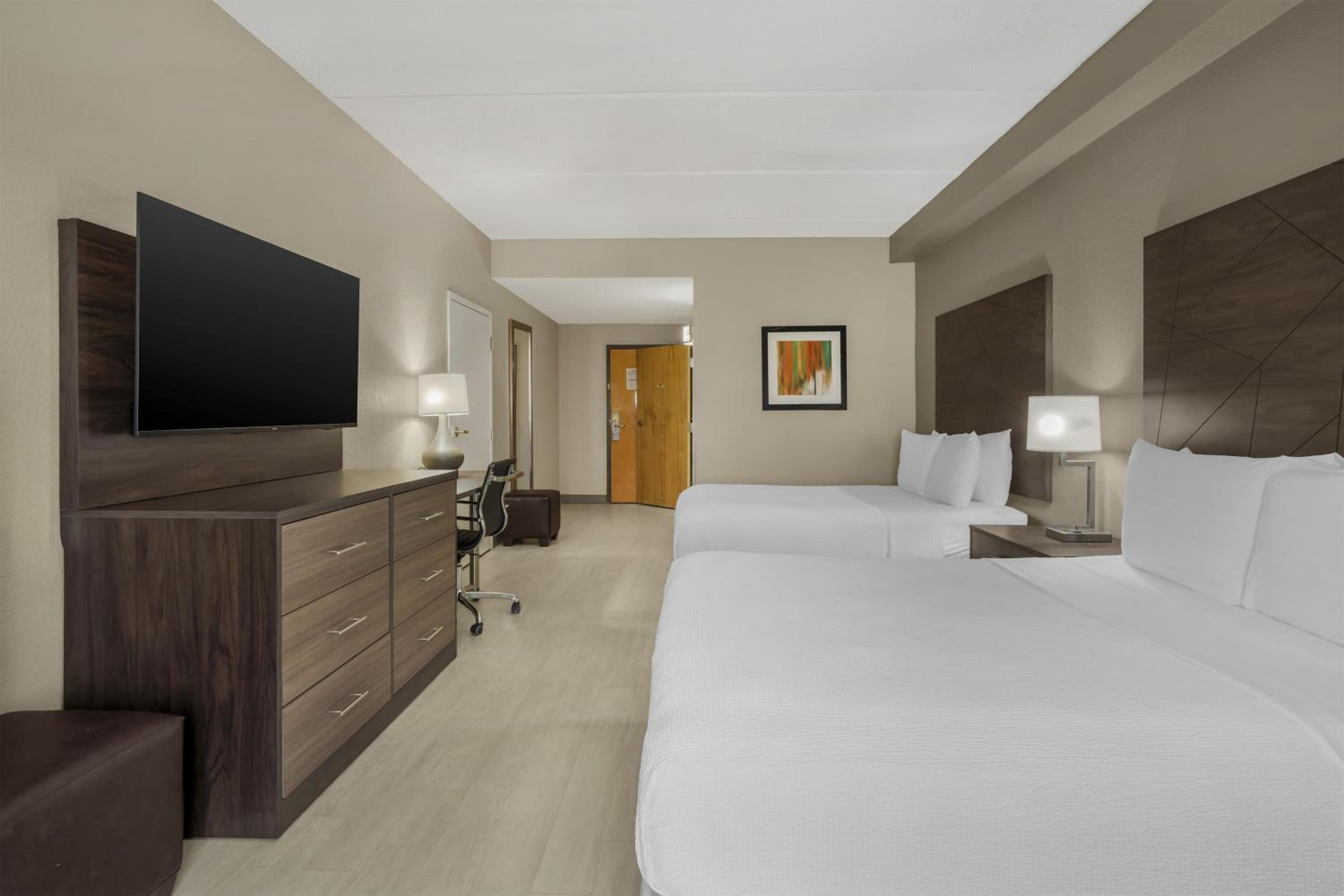 Queen Room with Two Queen Beds and Bath Tub - Disability Access - Photo 3