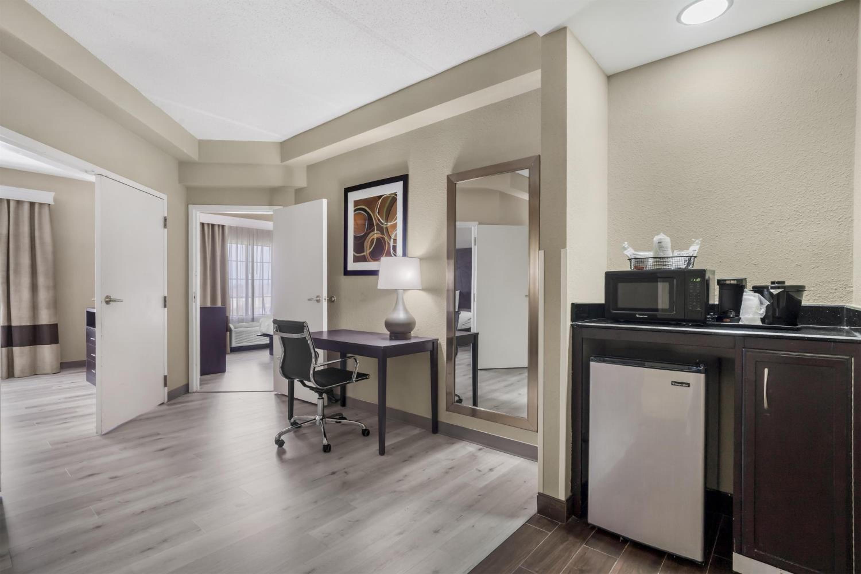 Two-Bedroom Suite with Two King Beds and Spa Bath - Non-Smoking - Photo 2