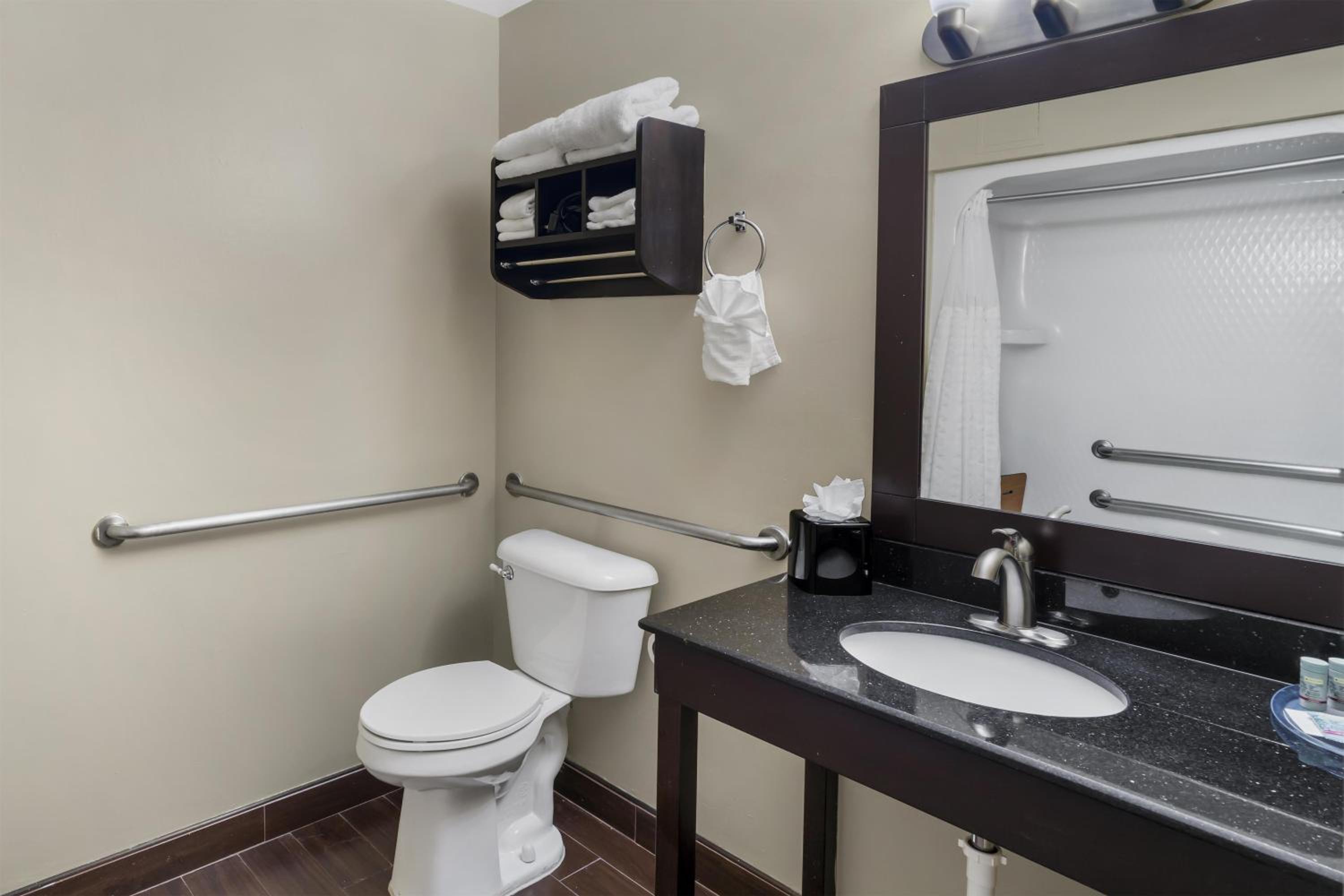 King Room with Roll-in Shower - Disability Access/Non-Smoking - Photo 4
