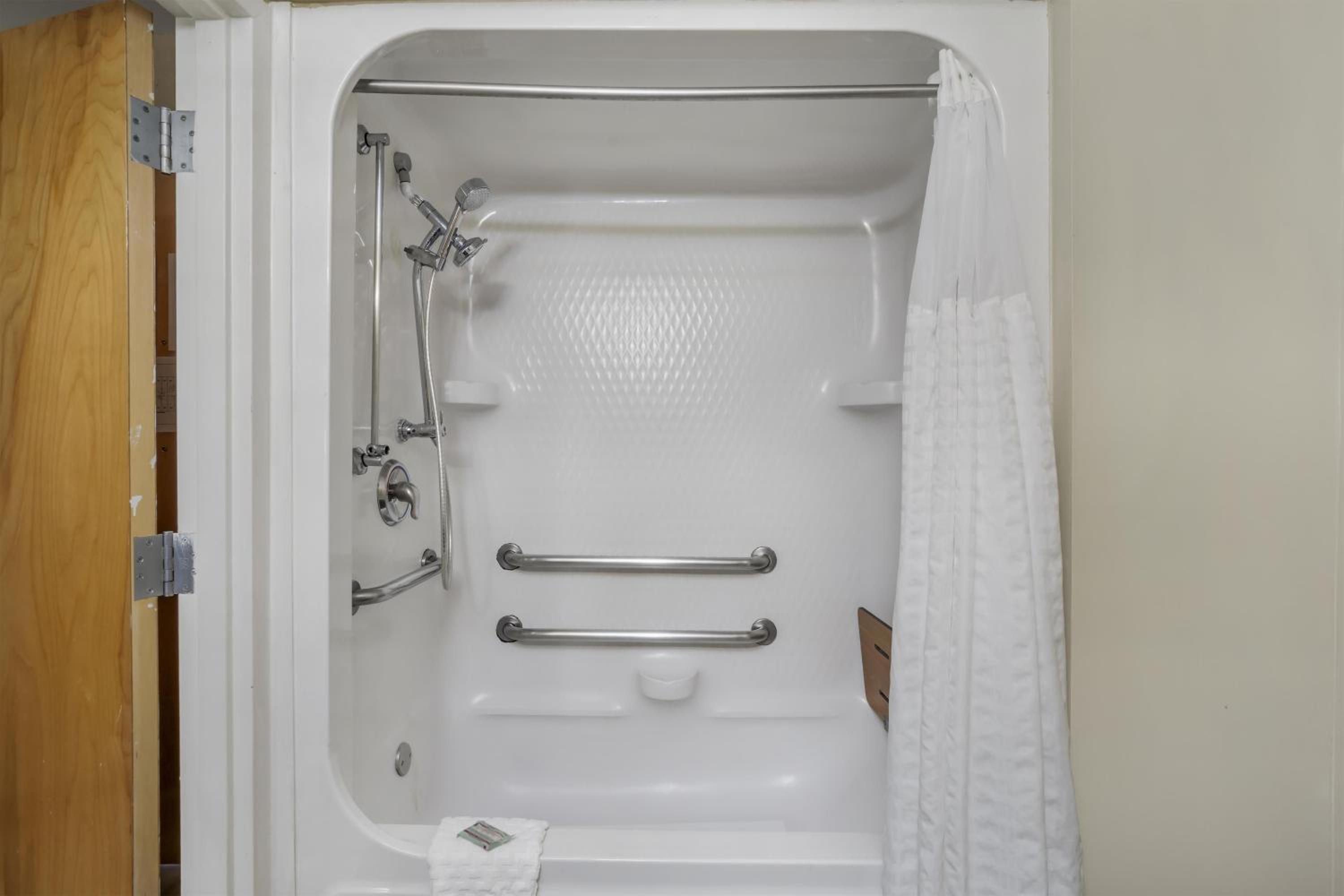 King Room with Roll-in Shower - Disability Access/Non-Smoking - Photo 5