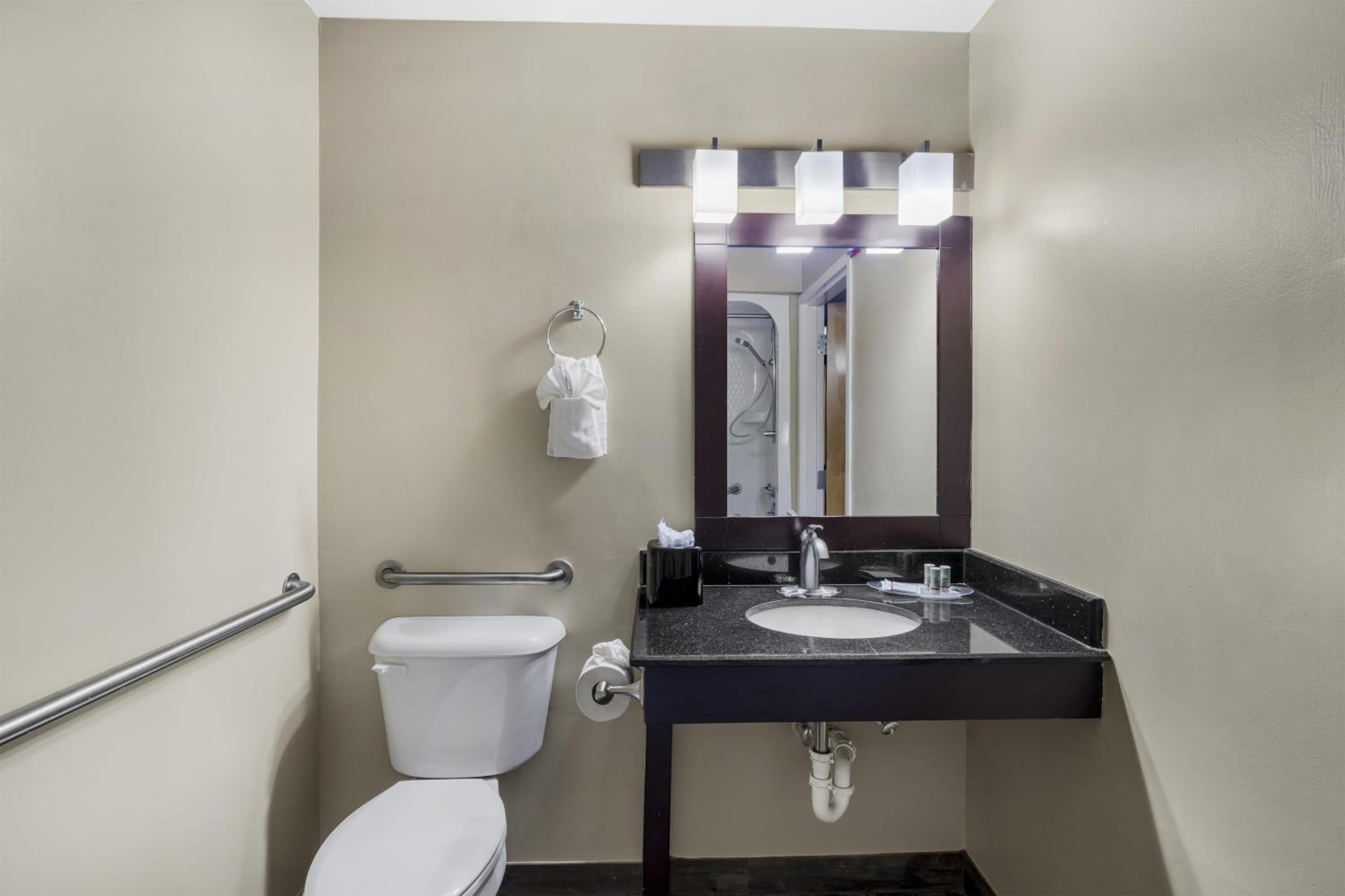 Queen Room with Two Queen Beds and Bath Tub - Disability Access - Photo 4