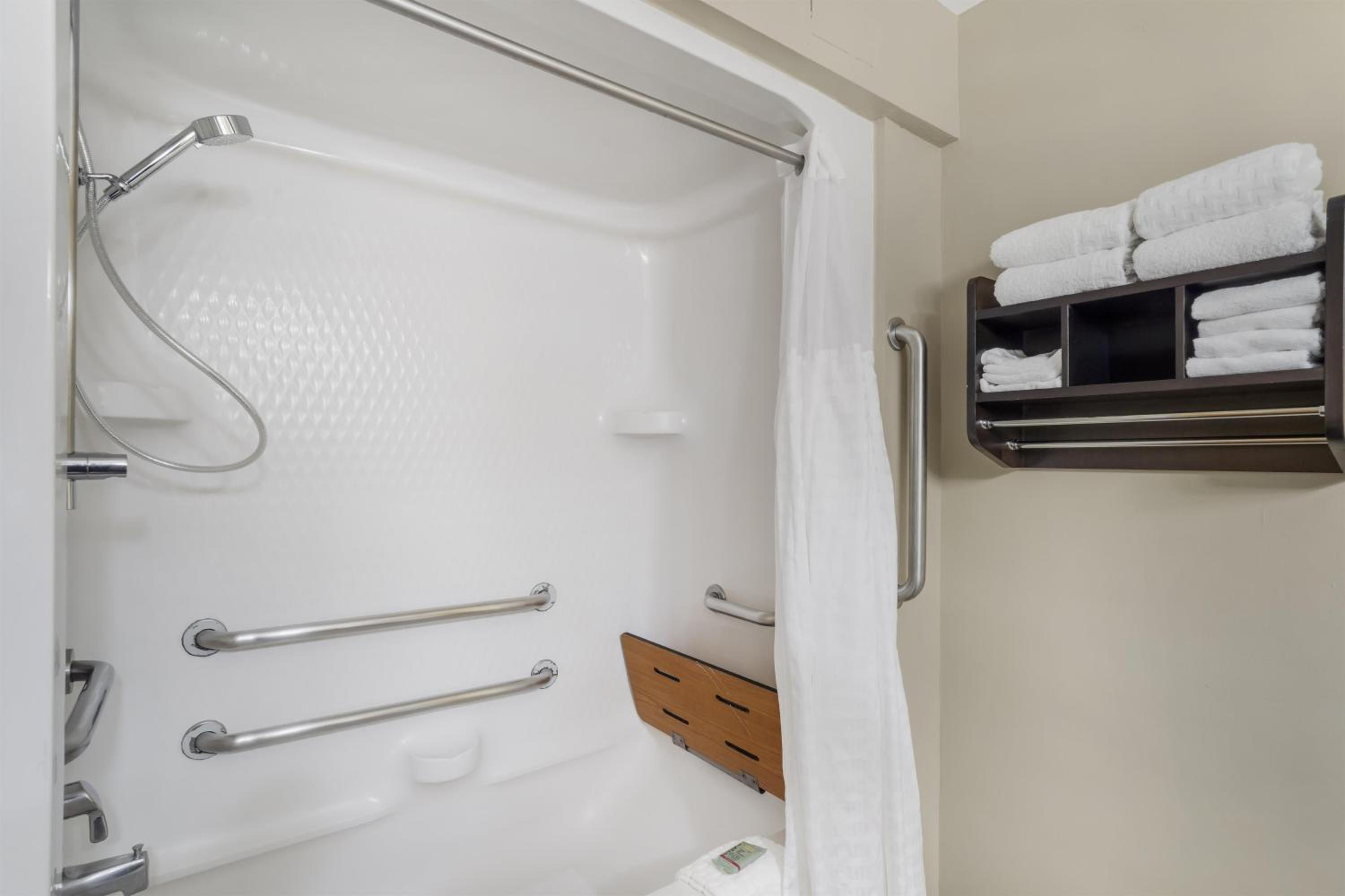 Queen Room with Two Queen Beds and Bath Tub - Disability Access - Photo 5