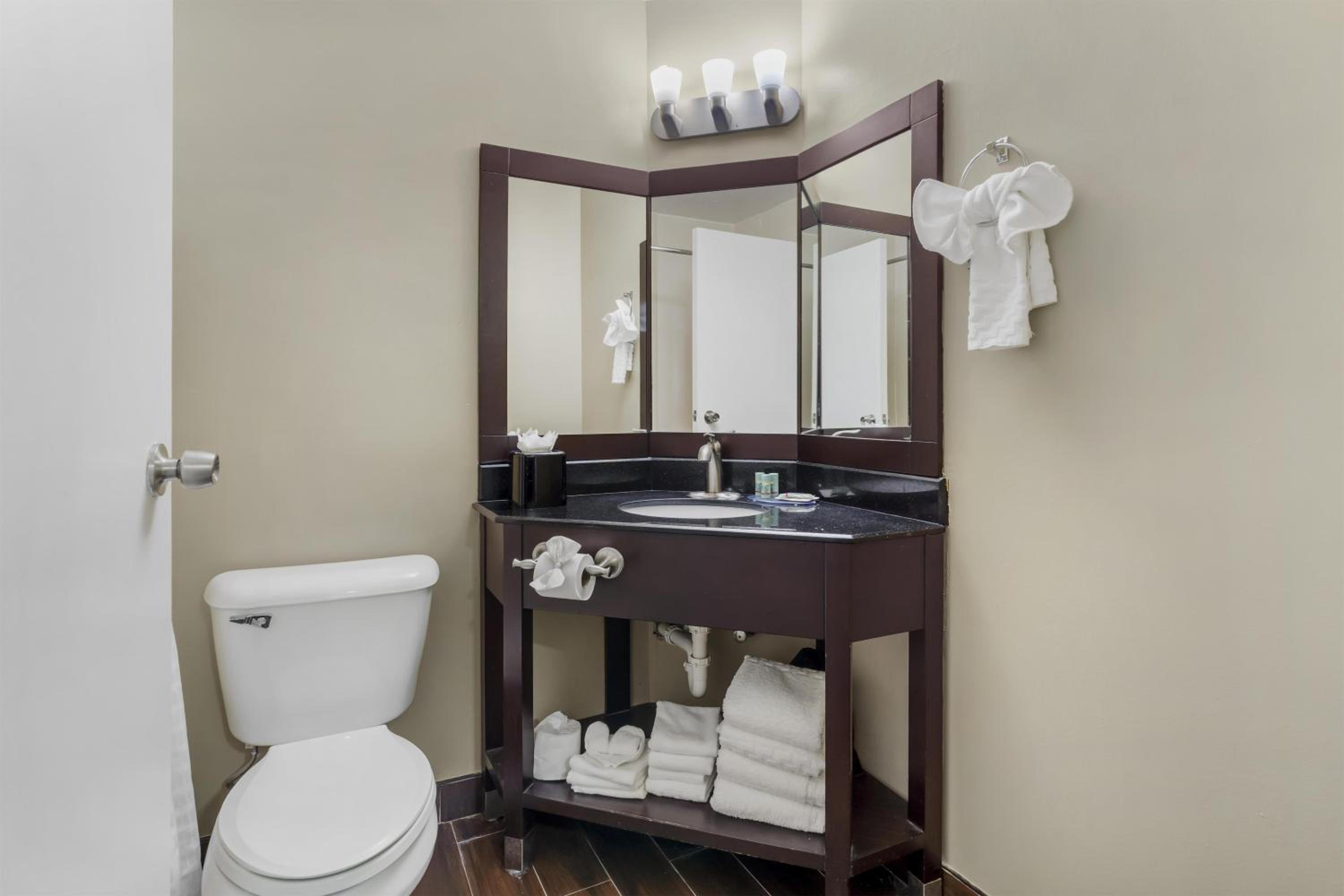Two-Bedroom Suite with Two King Beds and Spa Bath - Non-Smoking - Photo 5