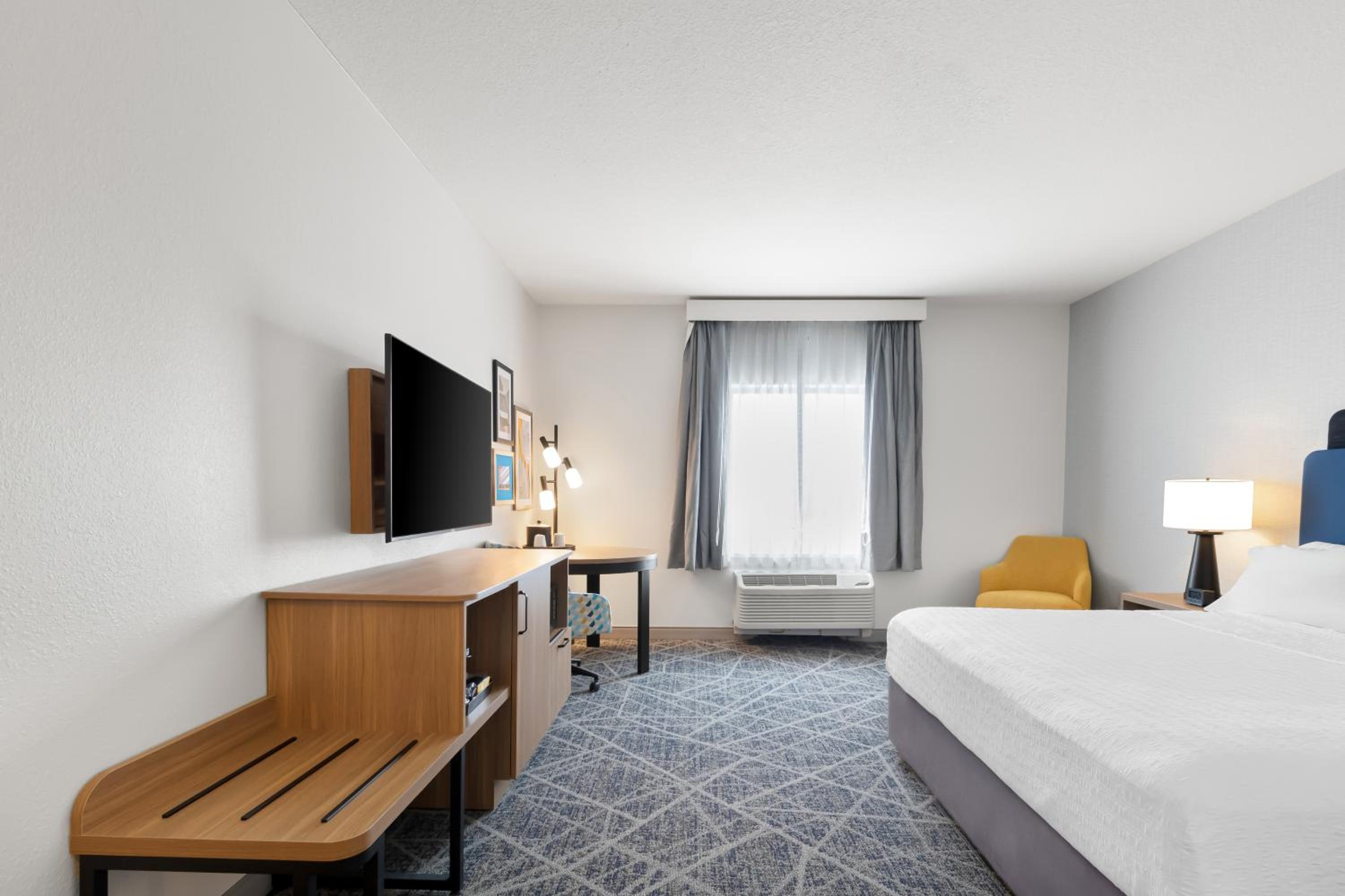 King Room with King Bed - Non-Smoking - Photo 2