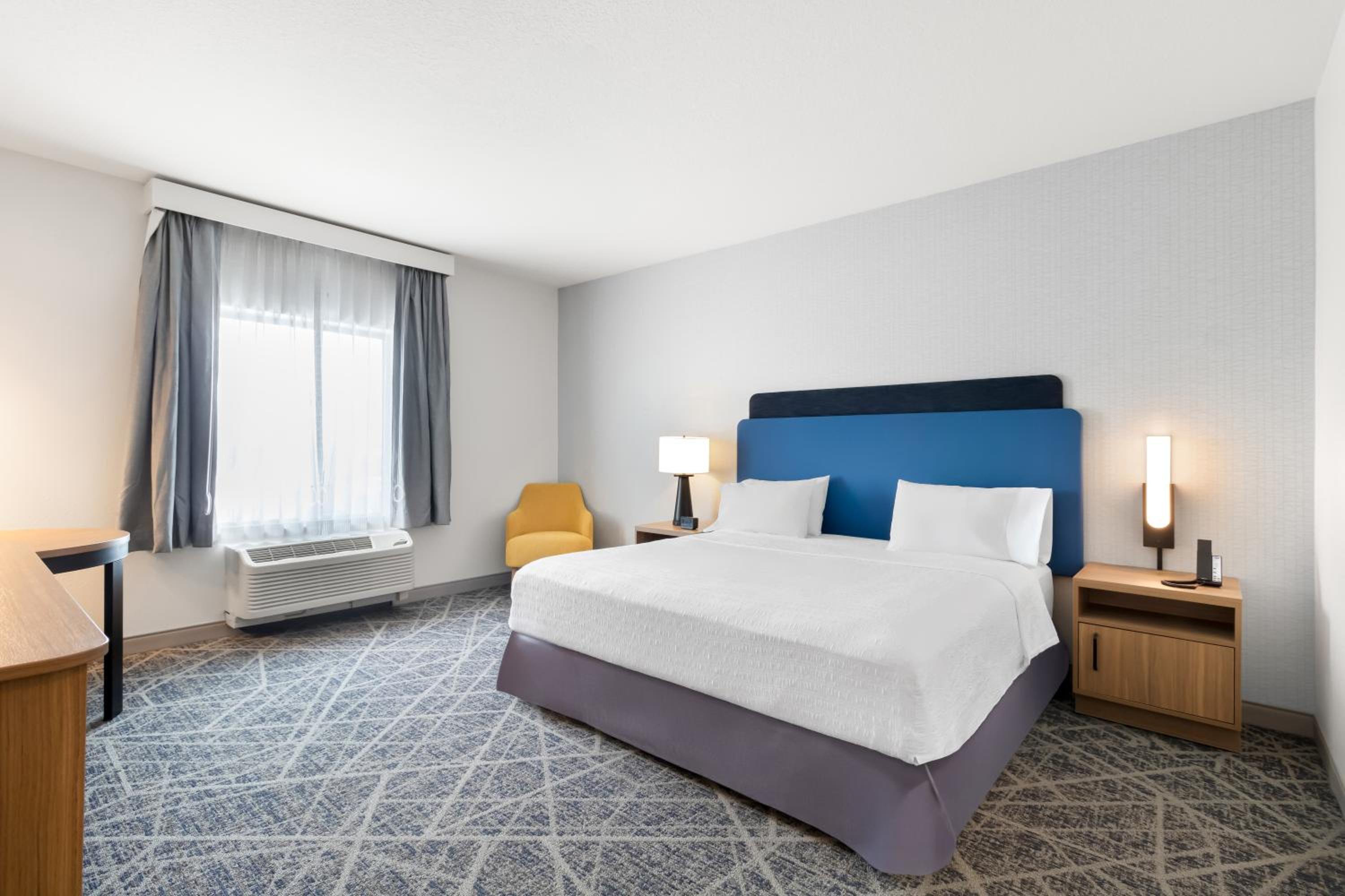 King Room with King Bed - Non-Smoking - Photo 3