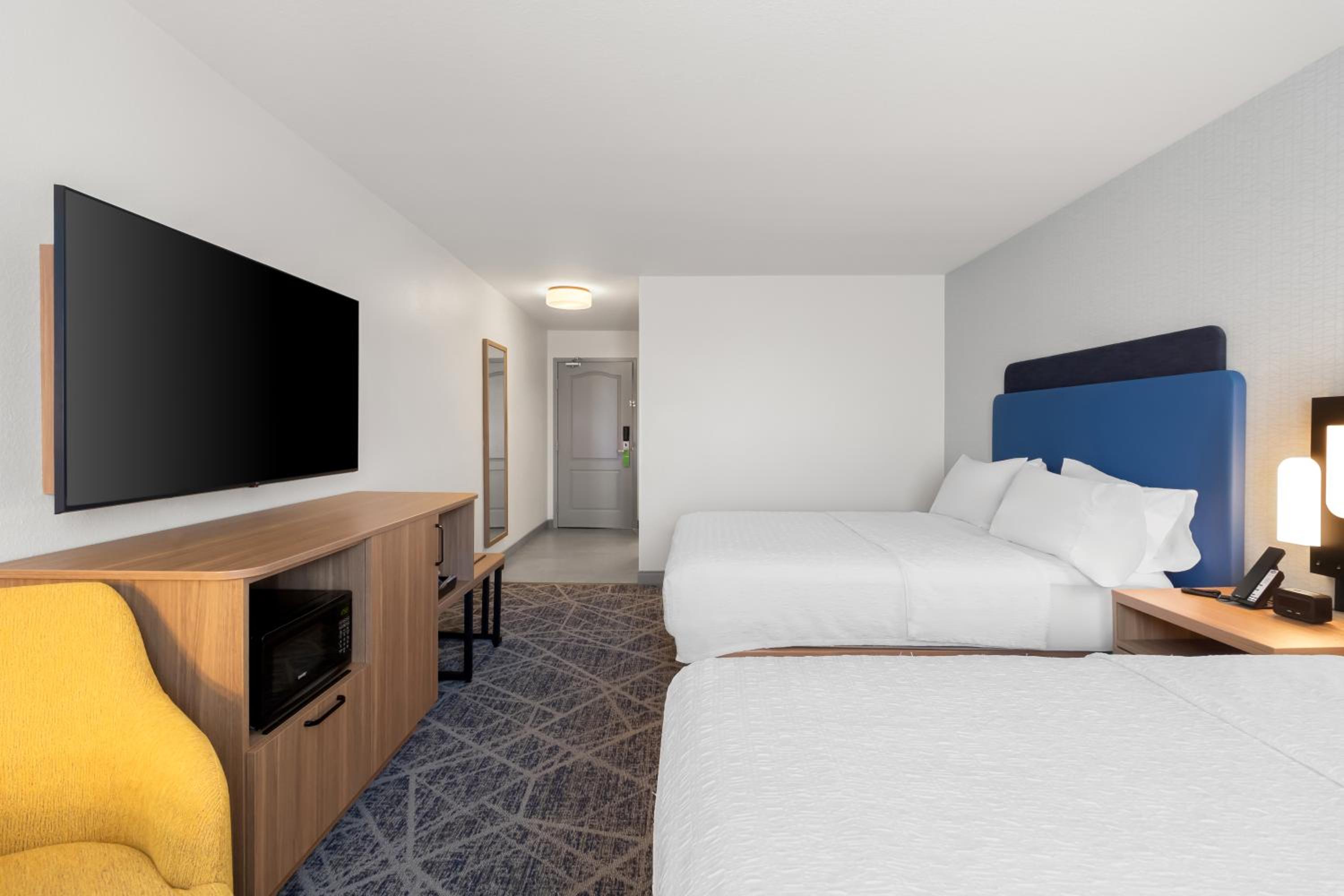 Room with Two Queen Beds - Non-Smoking - Photo 2