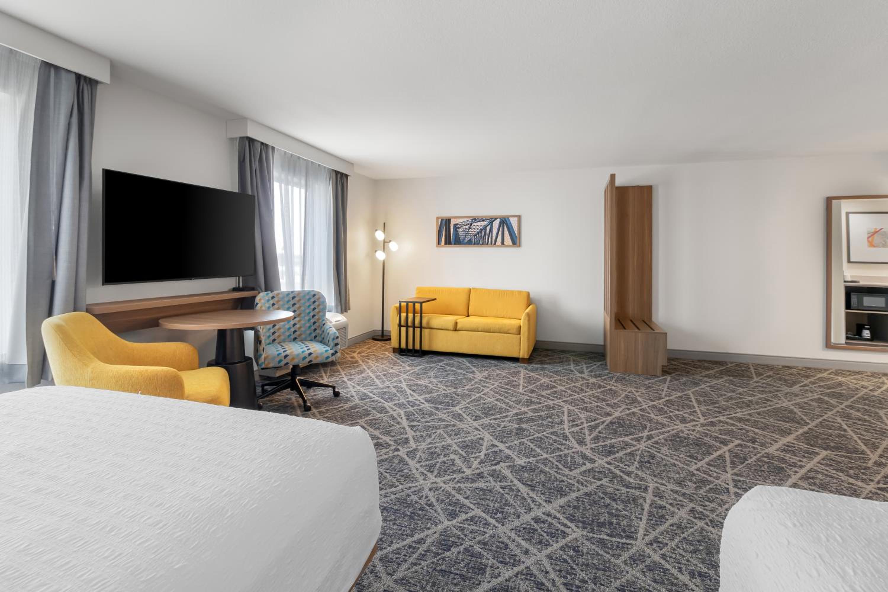 Queen Studio Suite with Two Queen Beds - Non-Smoking - Photo 2
