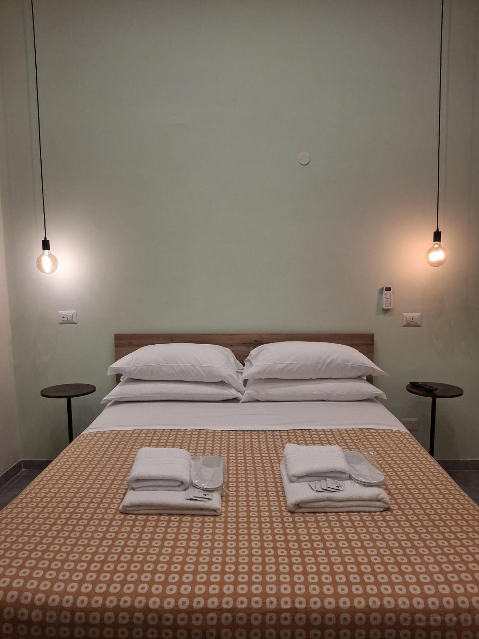 Queen Room photo 2