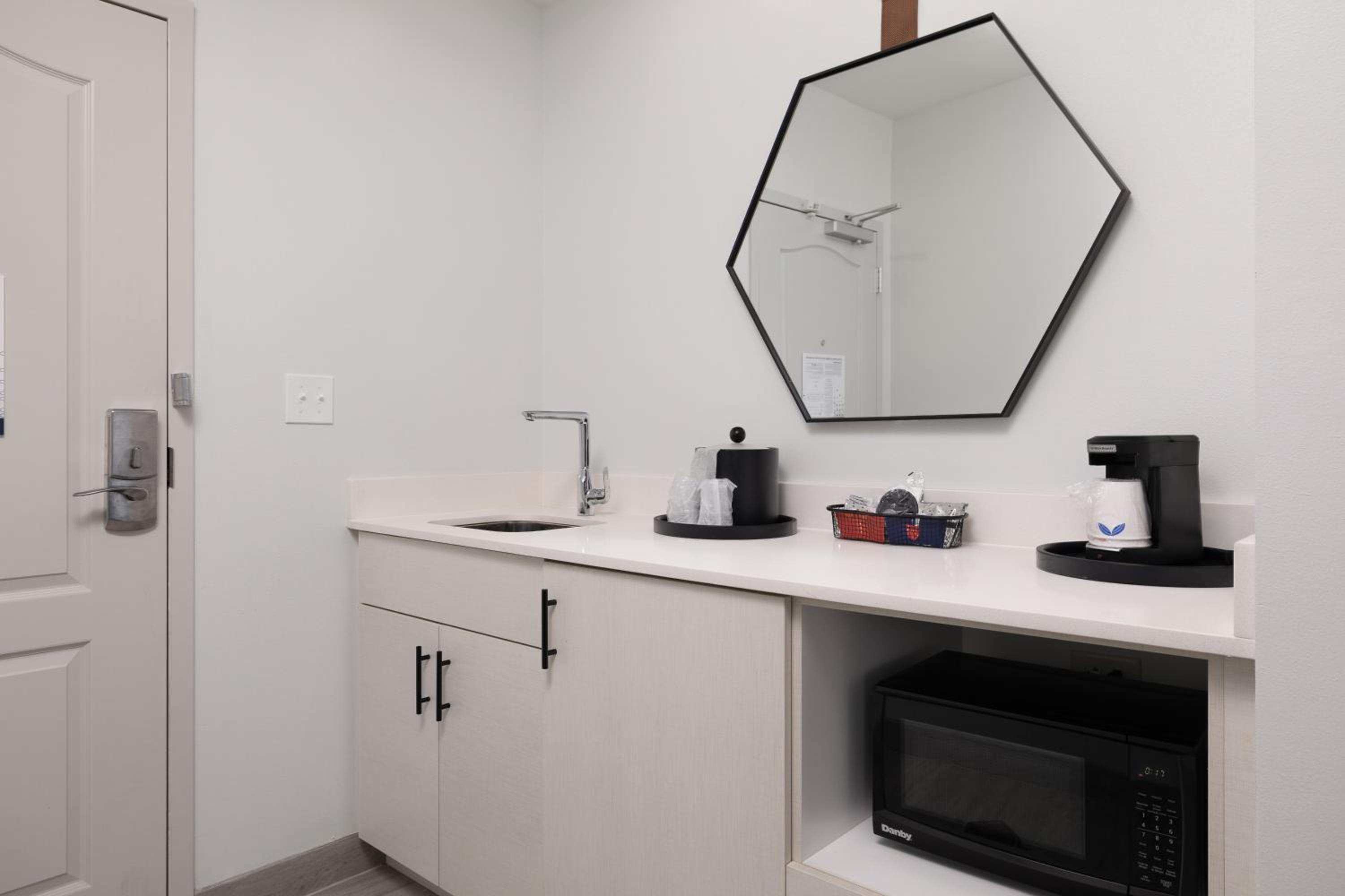 King Studio Suite with Microwave and Refrigerator - Non-Smoking - Photo 1