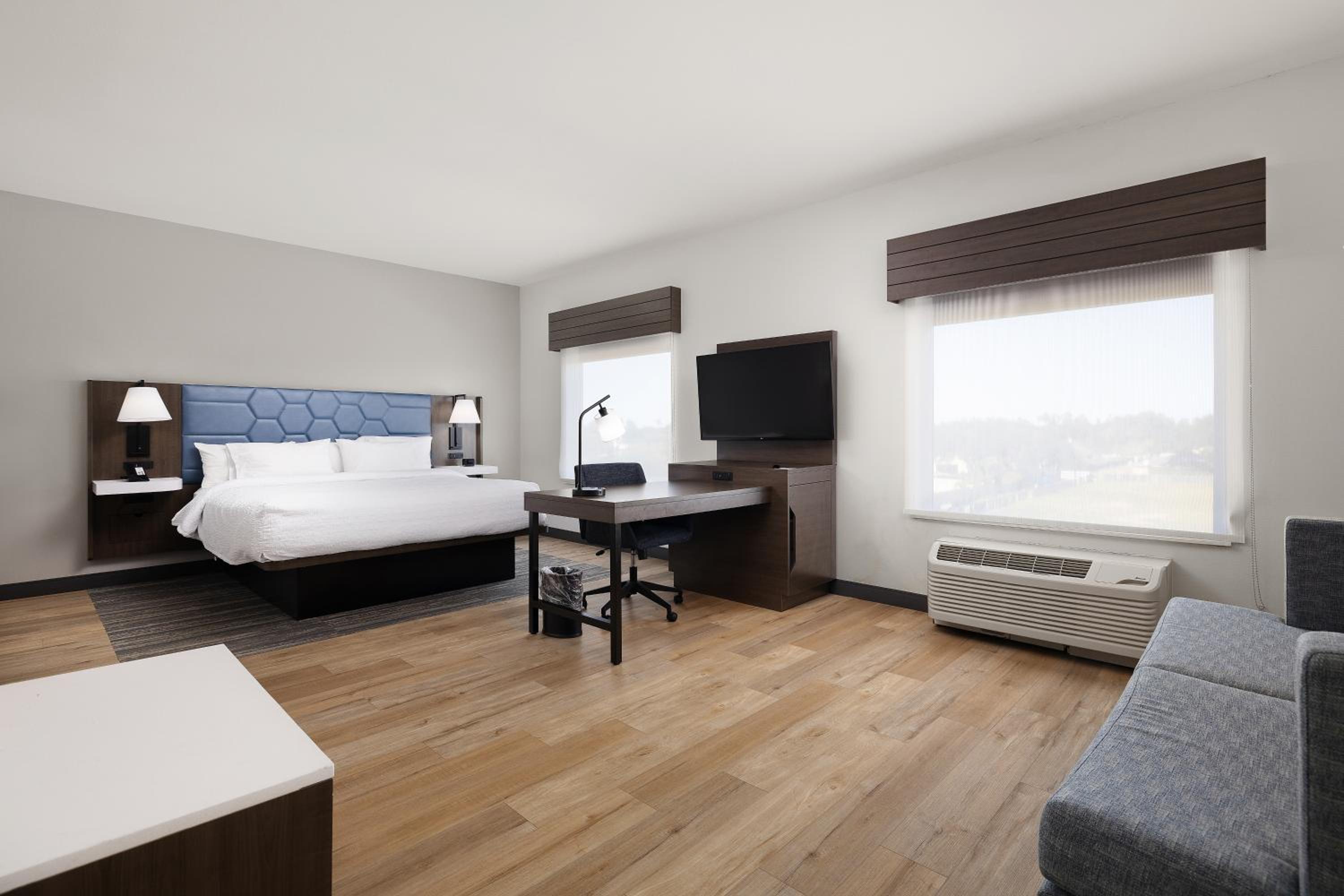 King Studio Suite with Microwave and Refrigerator - Non-Smoking - Photo 2